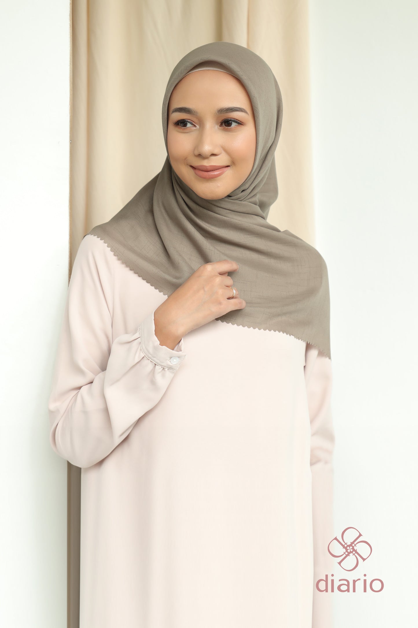 Diario - Kerudung Segi Empat Cendani Plain Scarf
