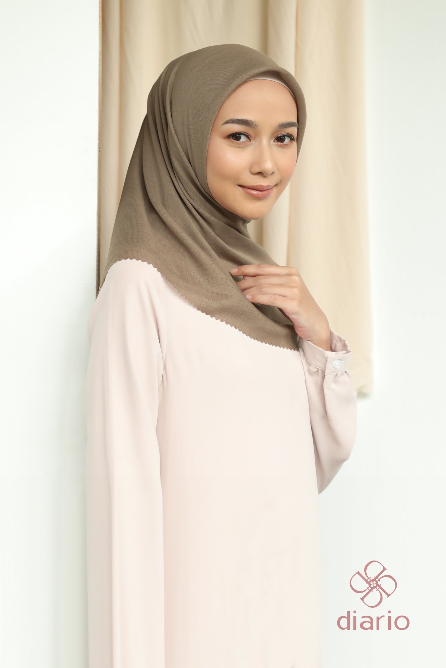 Diario - Kerudung Segi Empat Cendani Plain Scarf