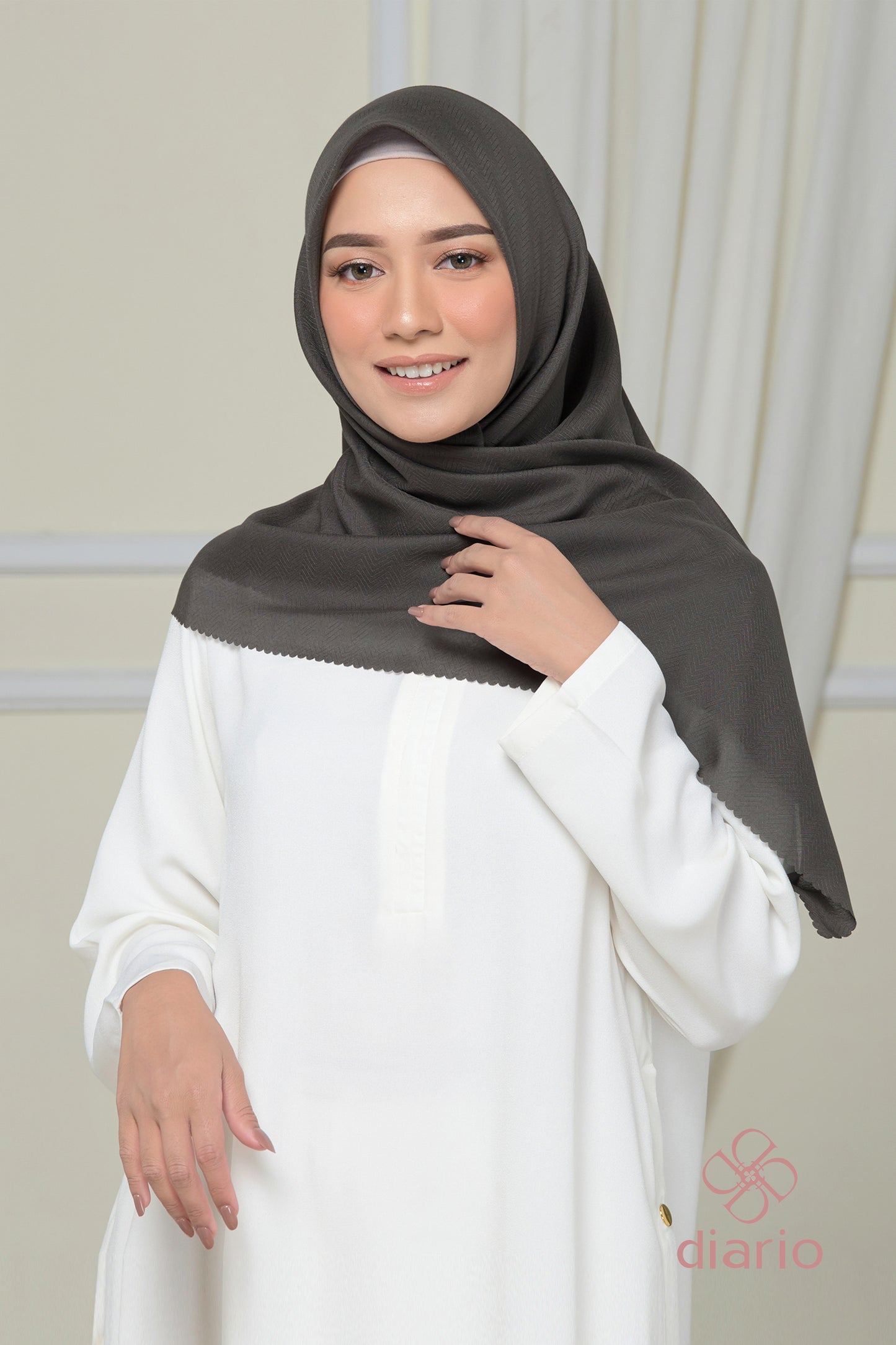 Diario - Kerudung Segi Empat Chevron Plain Scarf