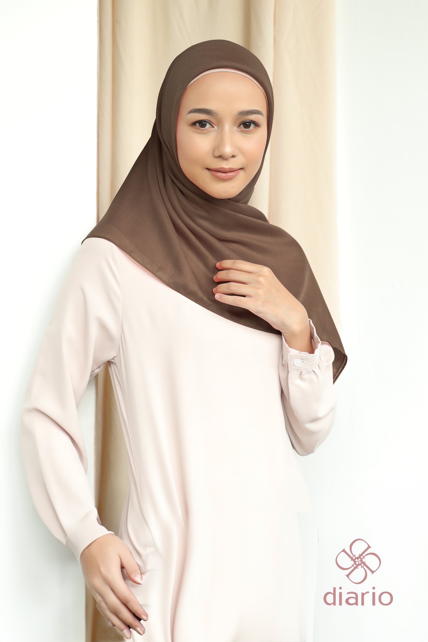 Diario - Kerudung Segi Empat Chevron Plain Scarf