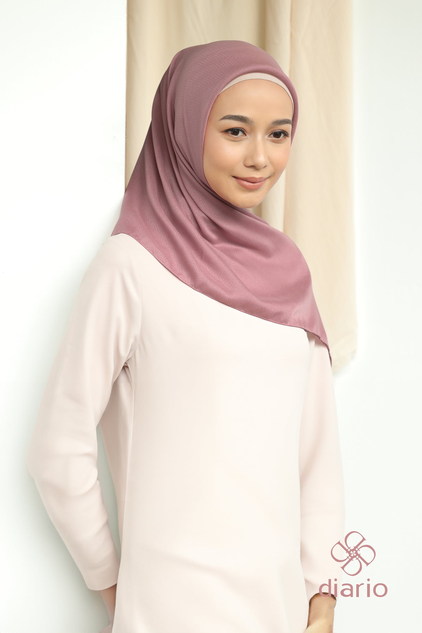 Diario - Kerudung Segi Empat Chevron Plain Scarf