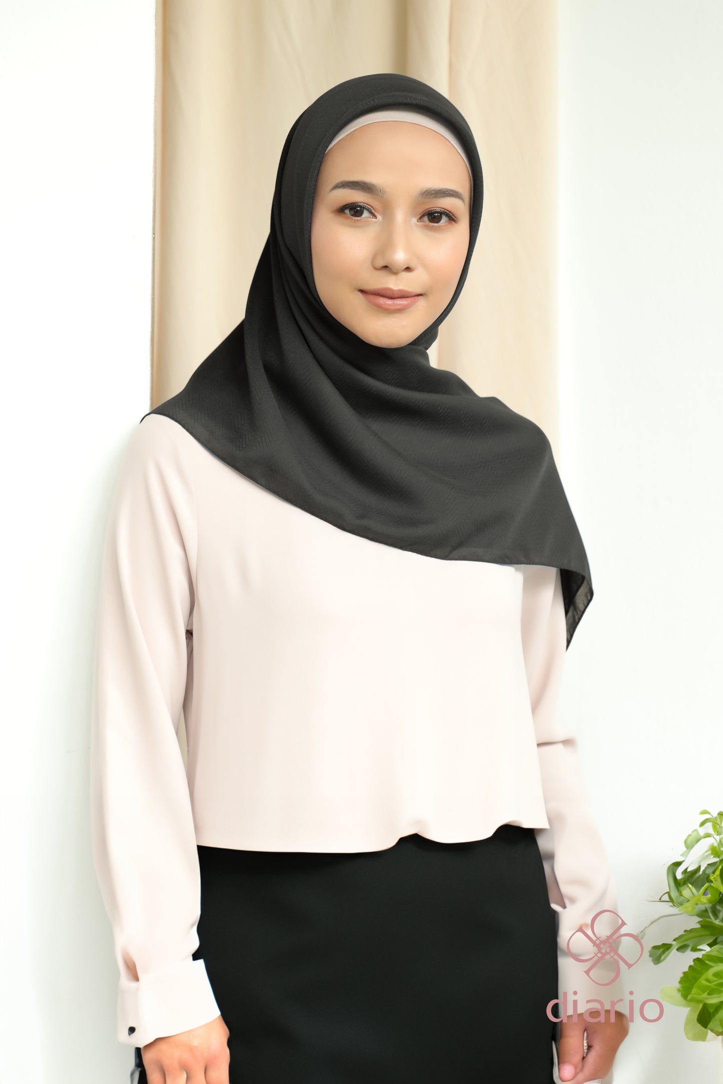Diario - Kerudung Segi Empat Chevron Plain Scarf
