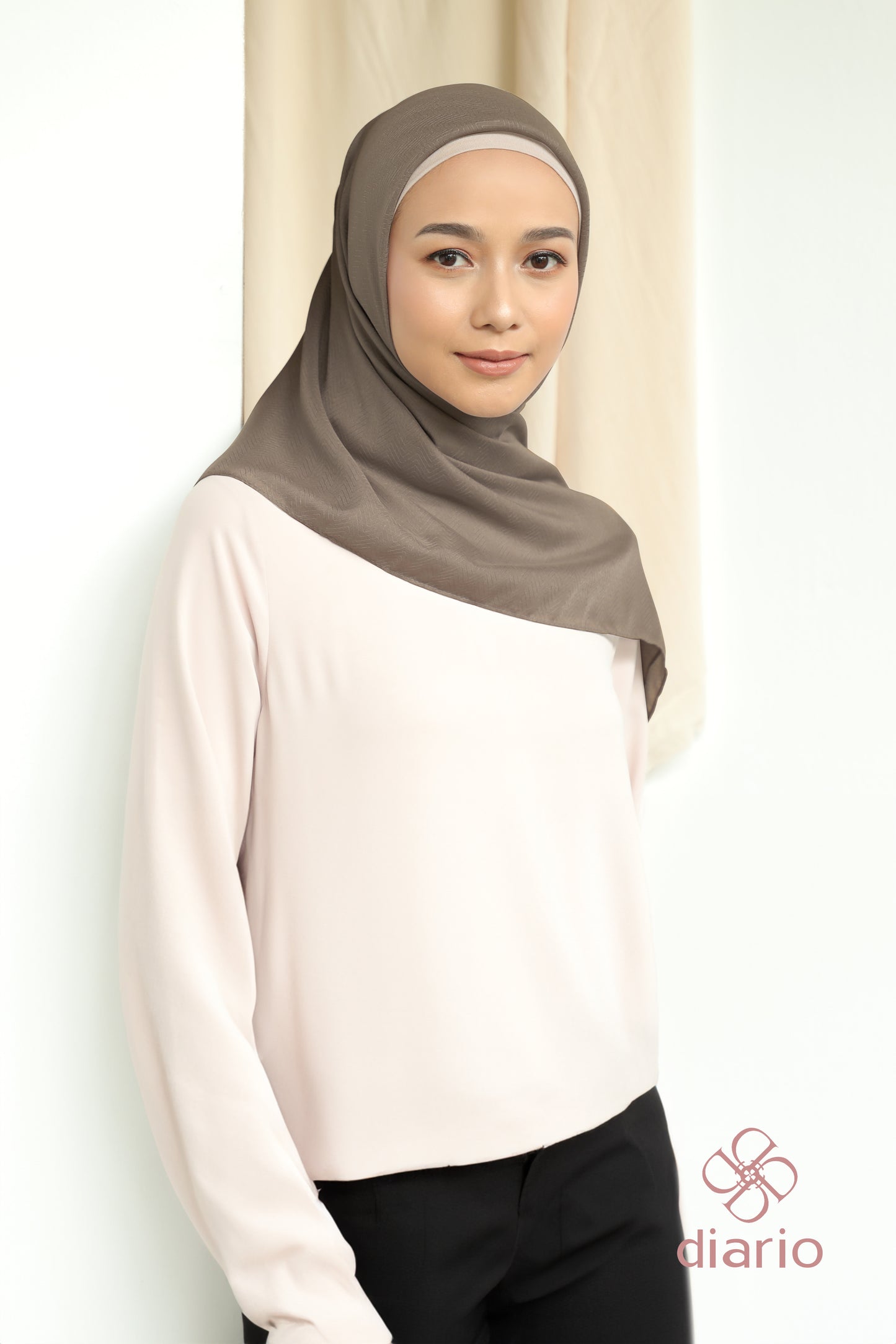 Diario - Kerudung Segi Empat Chevron Plain Scarf