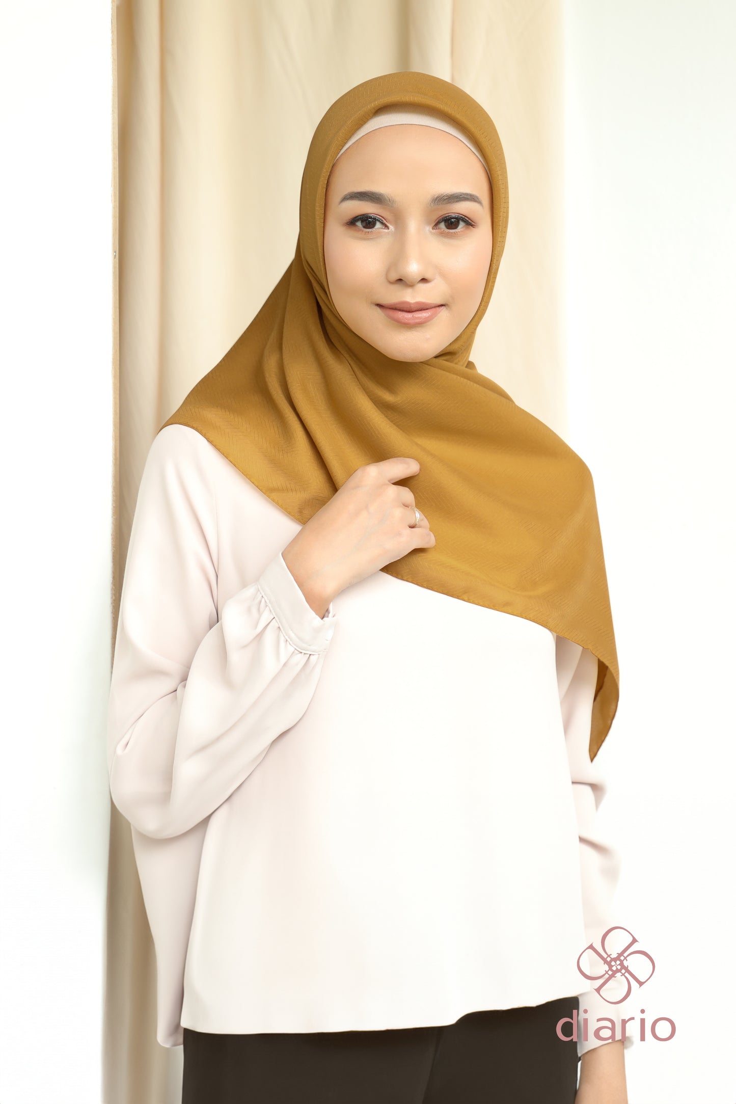 Diario - Kerudung Segi Empat Chevron Plain Scarf