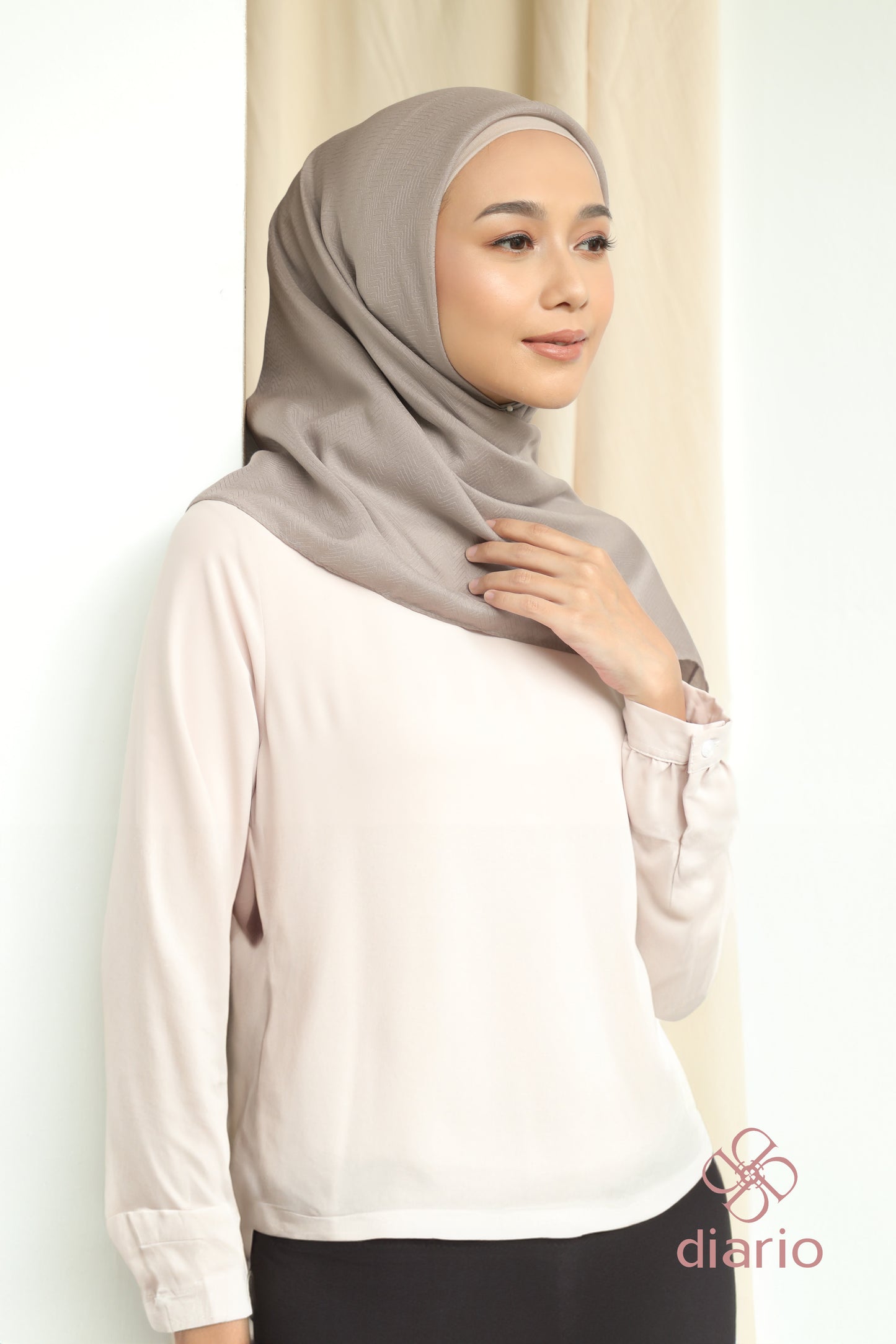 Diario - Kerudung Segi Empat Chevron Plain Scarf