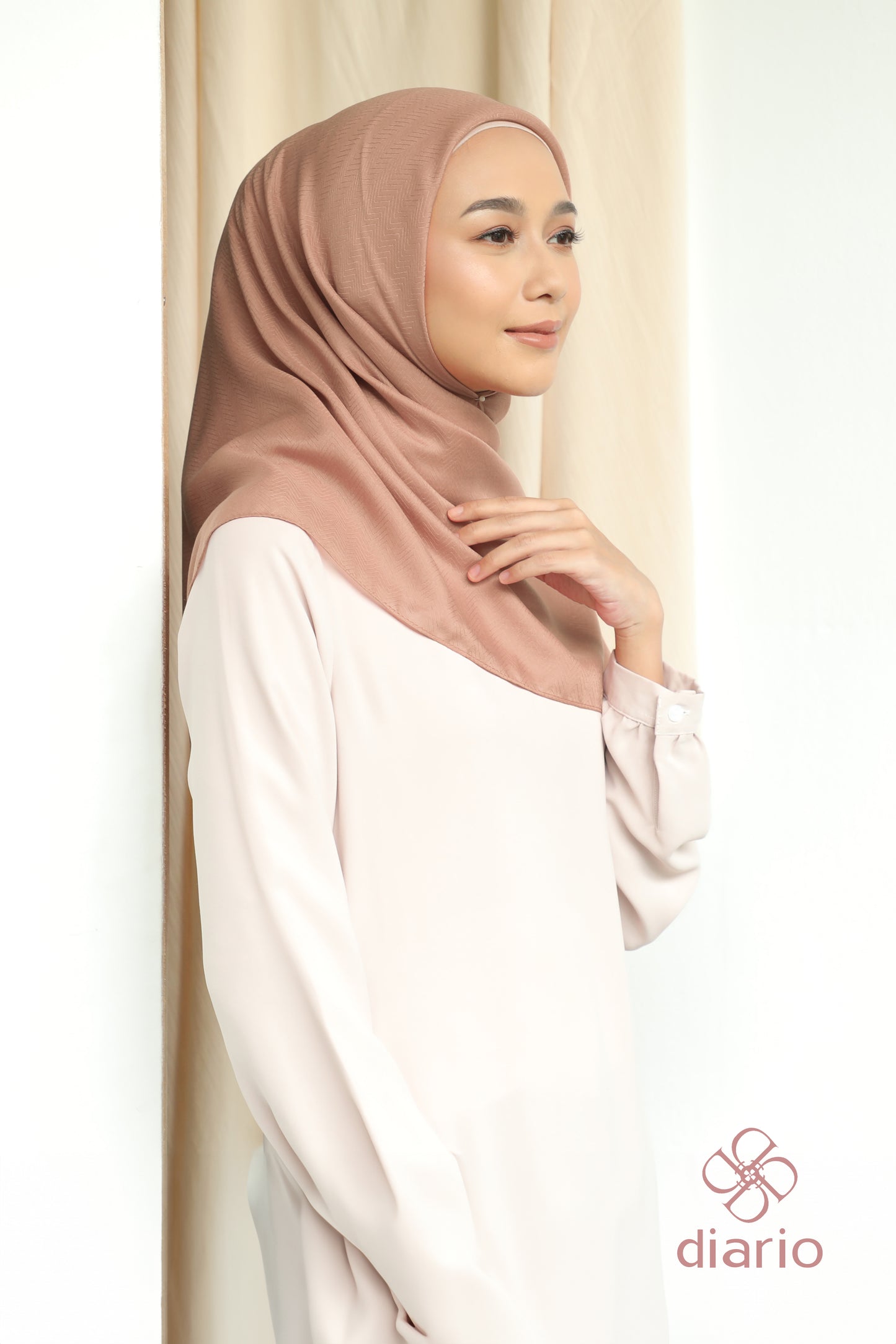 Diario - Kerudung Segi Empat Chevron Plain Scarf
