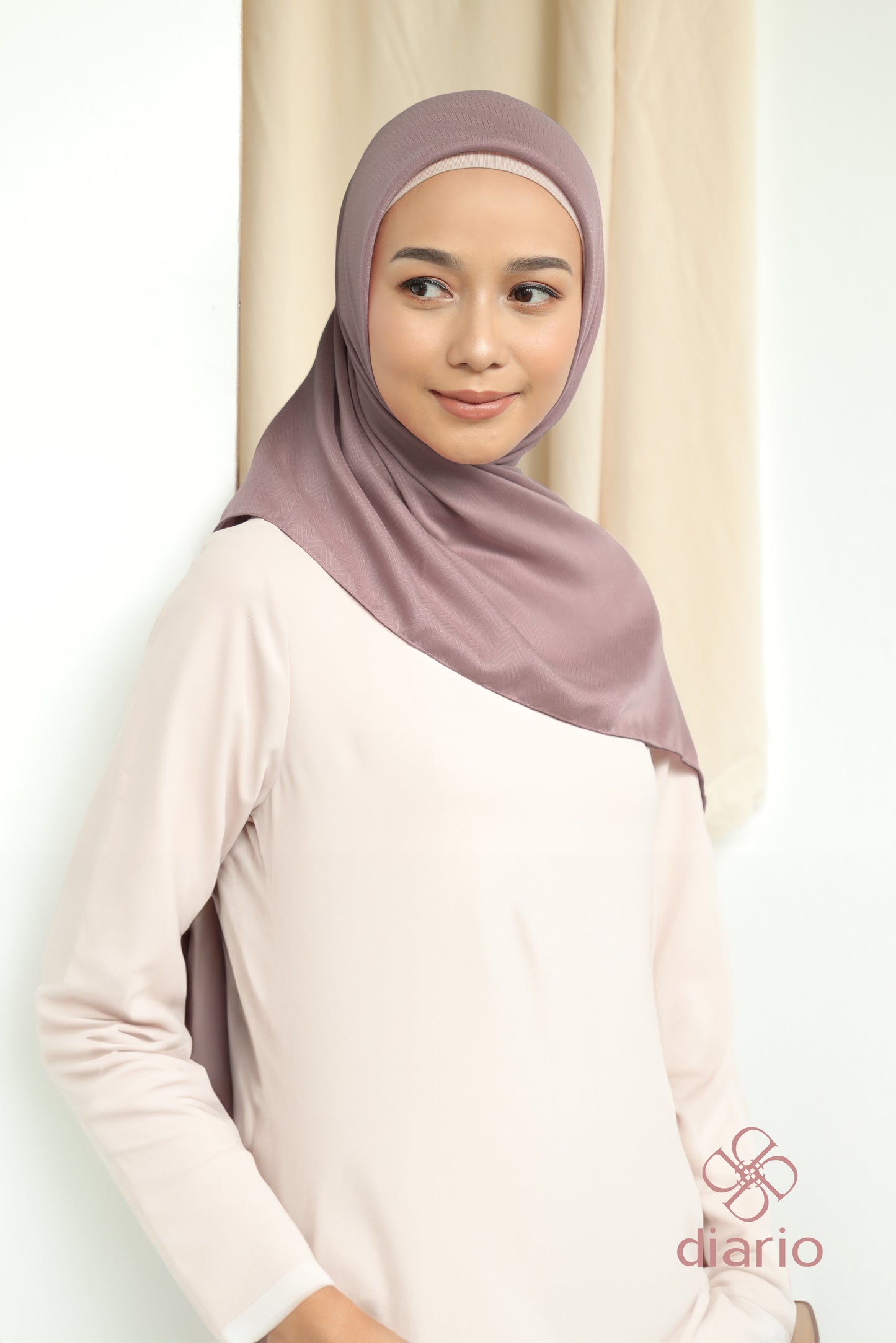 Diario - Kerudung Segi Empat Chevron Plain Scarf