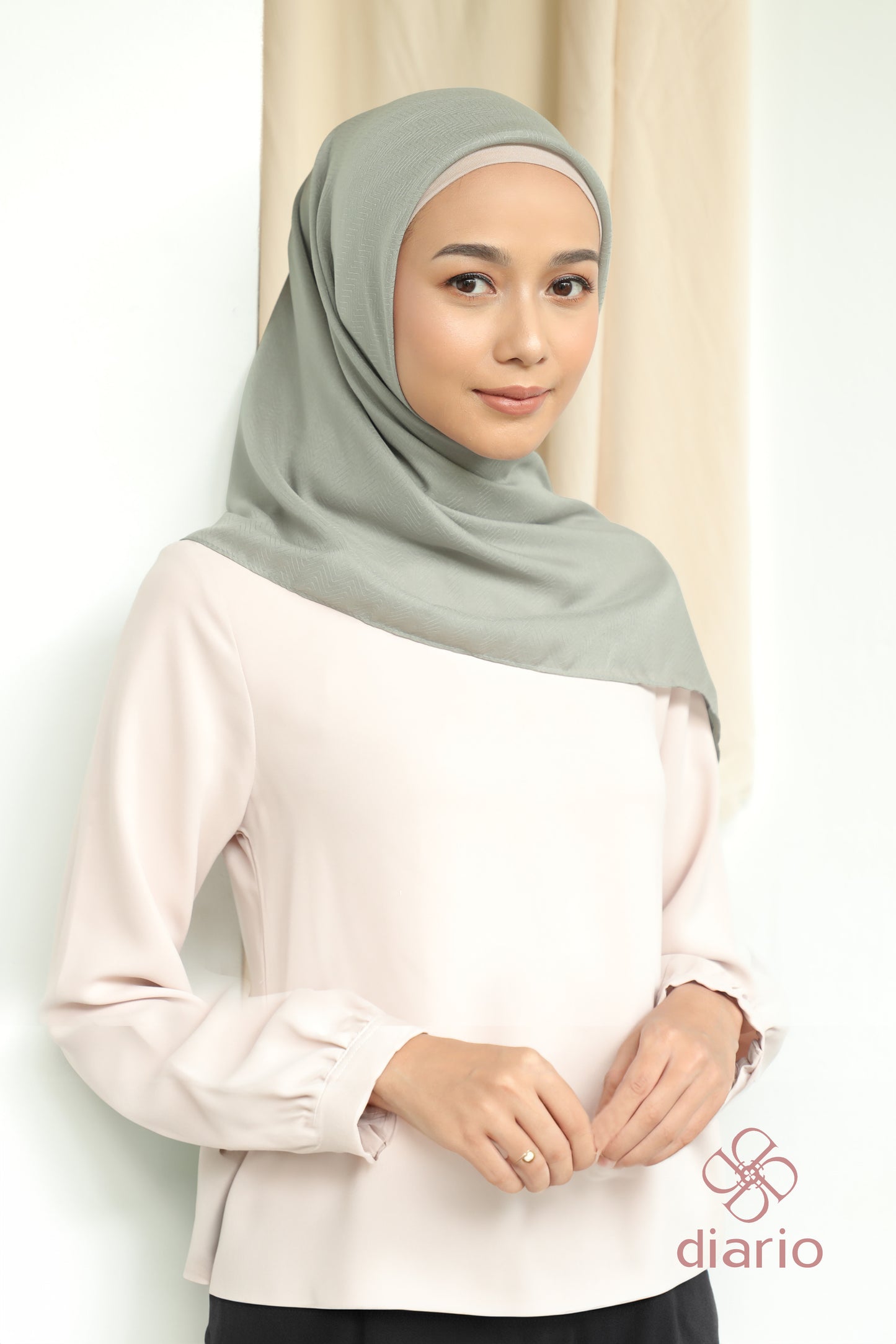 Diario - Kerudung Segi Empat Chevron Plain Scarf