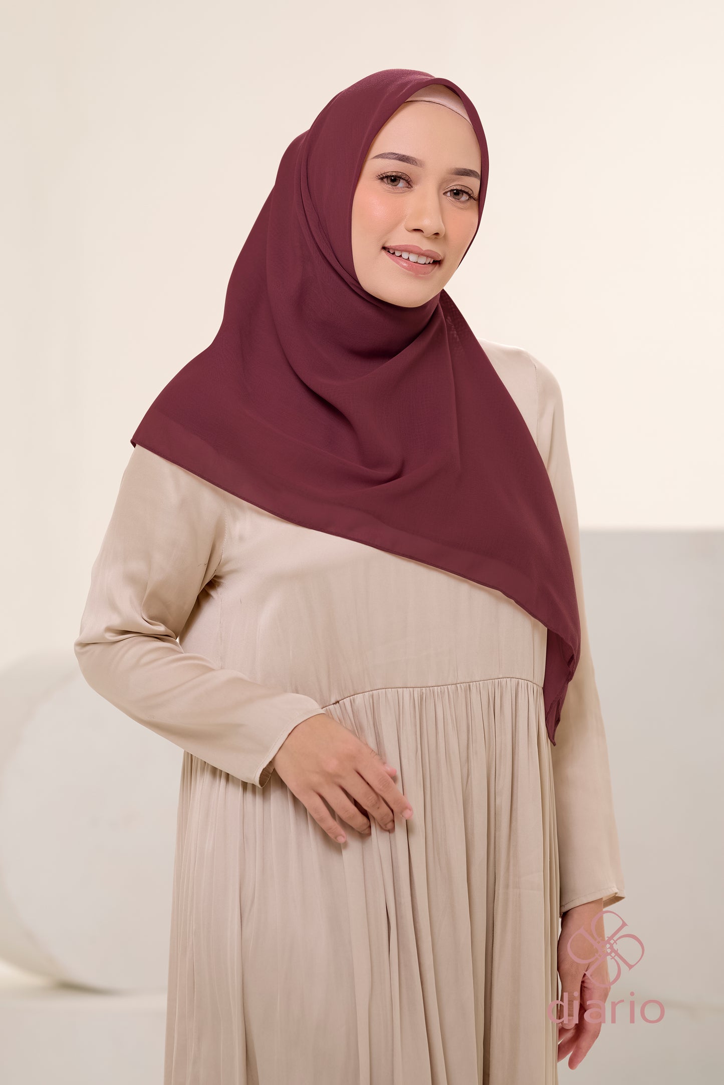 Diario - Kerudung Segi Empat Ultrafine Plain Scarf Voal Red Series