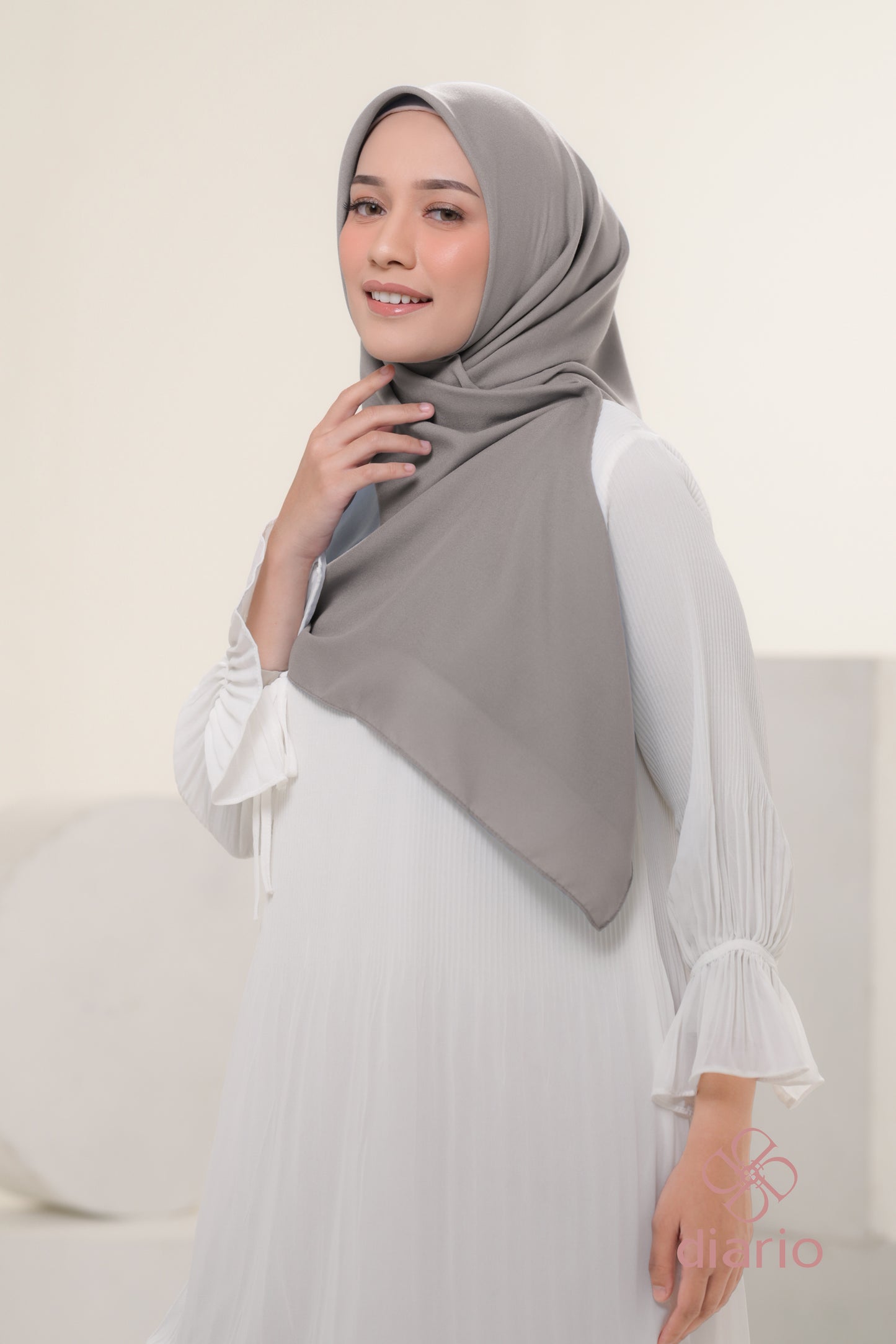 Diario - Kerudung Segi Empat Ultrafine Plain Scarf Grey Series