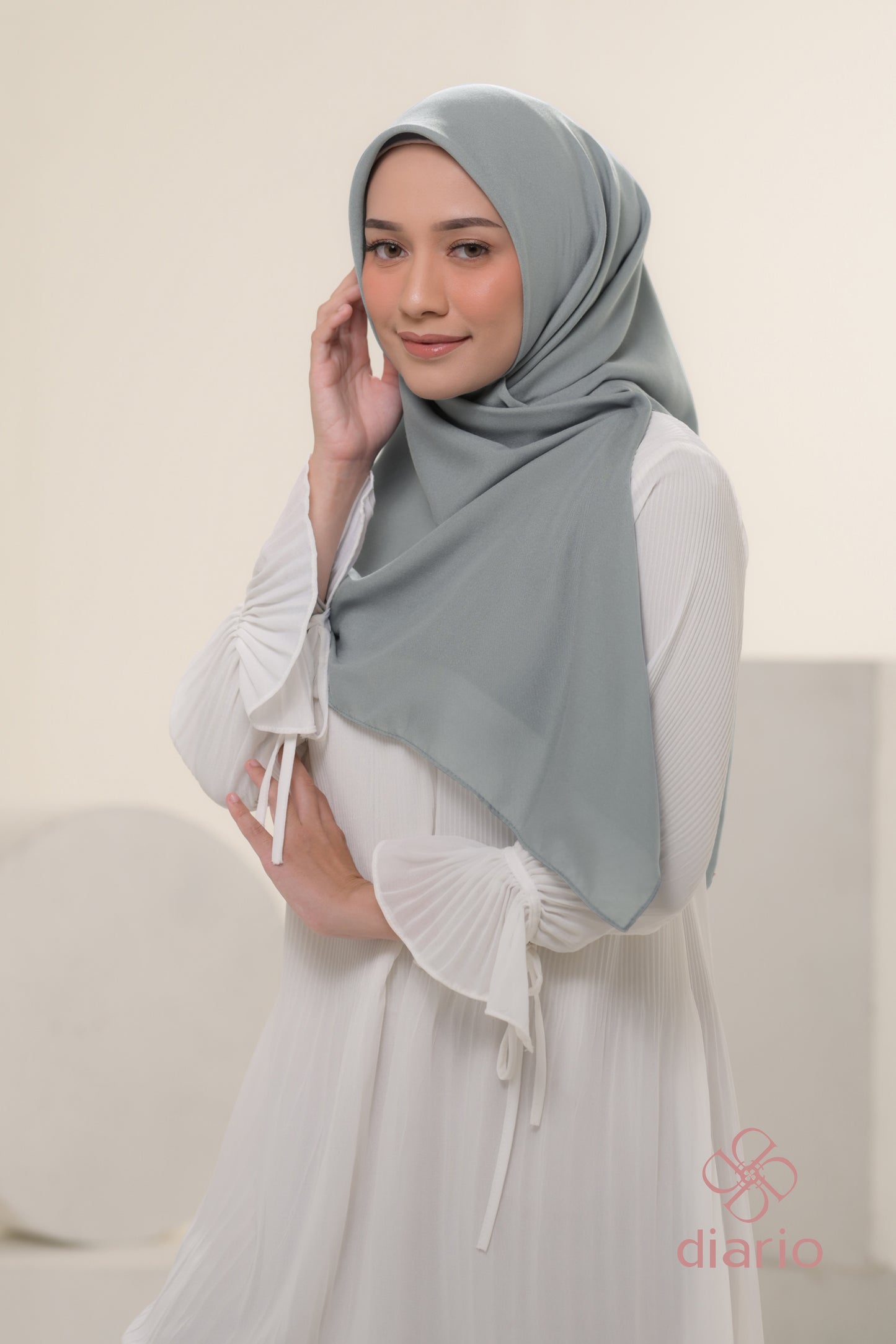 Diario - Kerudung Segi Empat Ultrafine Plain Scarf Grey Series
