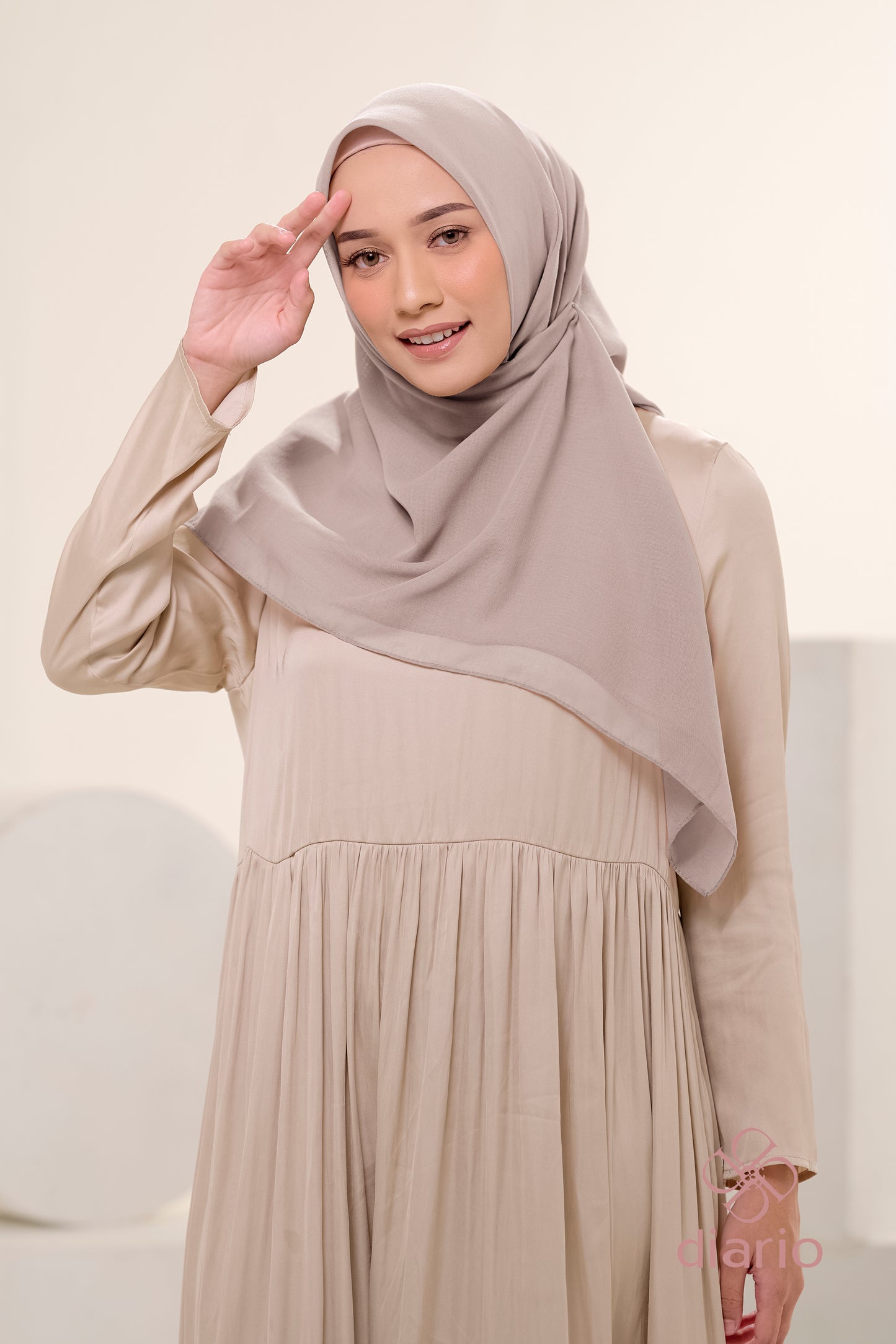 Diario - Kerudung Segi Empat Ultrafine Plain Scarf Grey Series