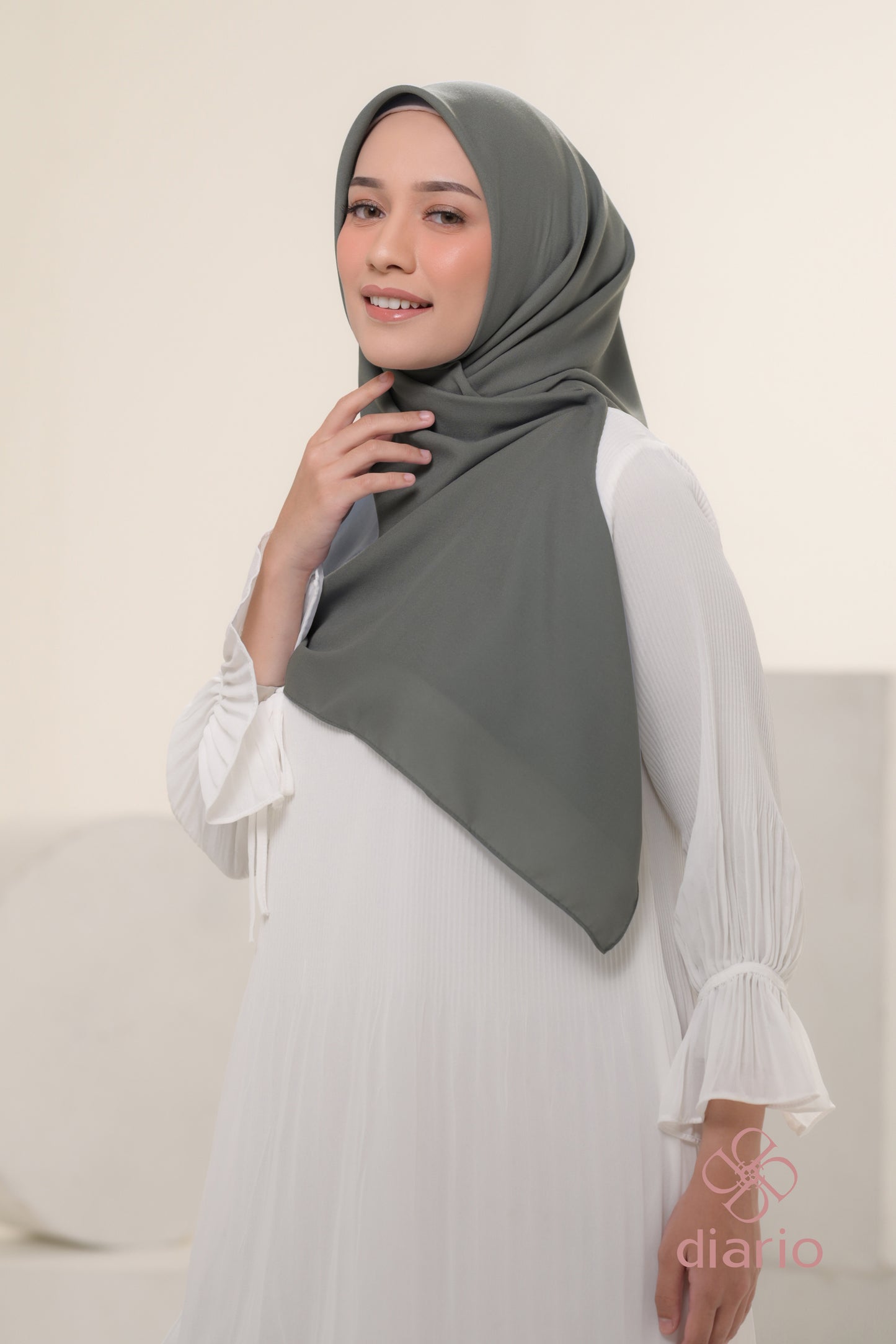 Diario - Kerudung Segi Empat Ultrafine Plain Scarf Grey Series