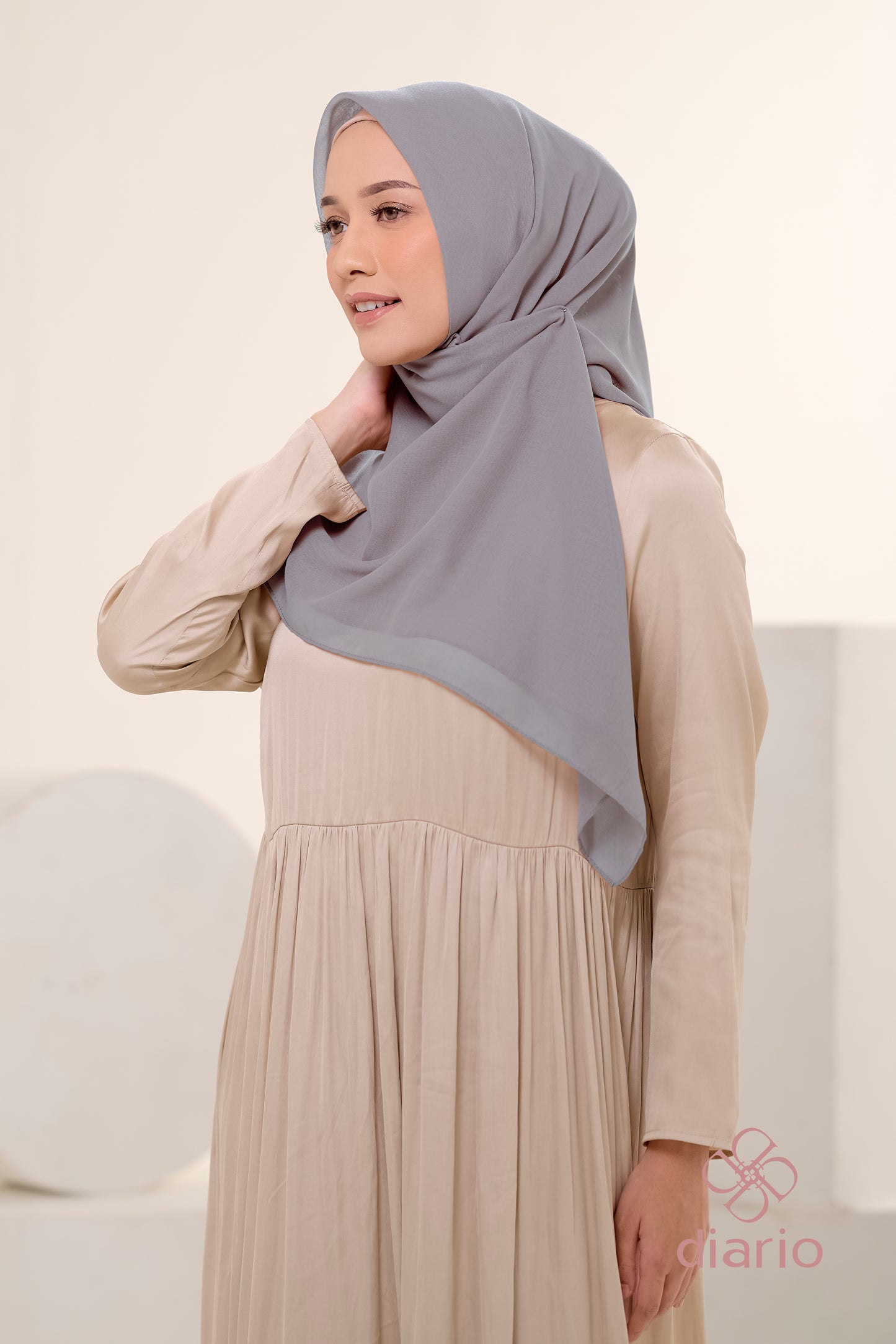 Diario - Kerudung Segi Empat Ultrafine Plain Scarf Grey Series