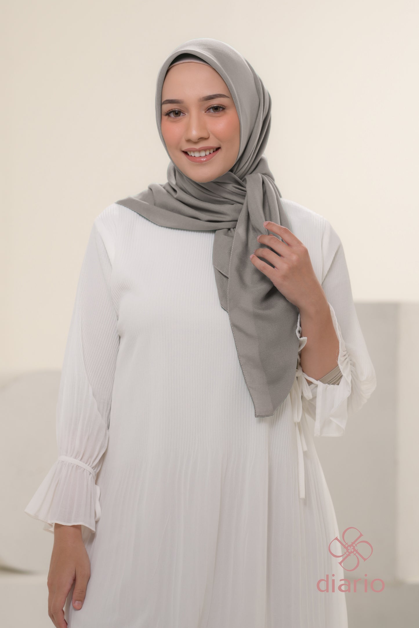 Diario - Kerudung Segi Empat Ultrafine Plain Scarf Grey Series