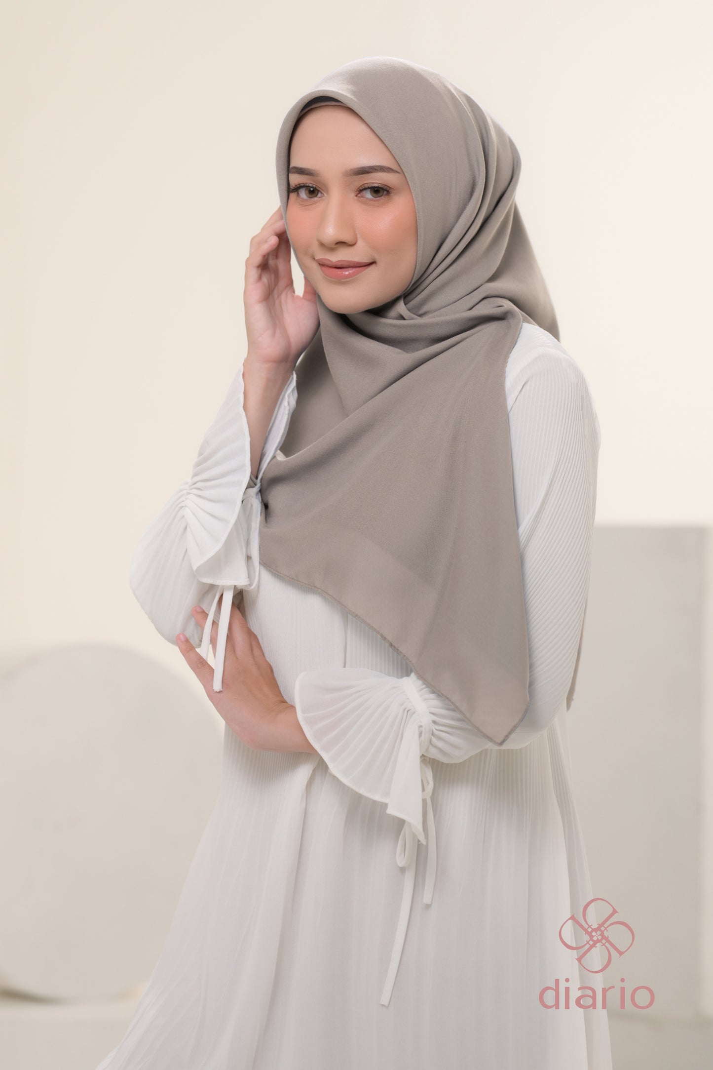 Diario - Kerudung Segi Empat Ultrafine Plain Scarf Grey Series
