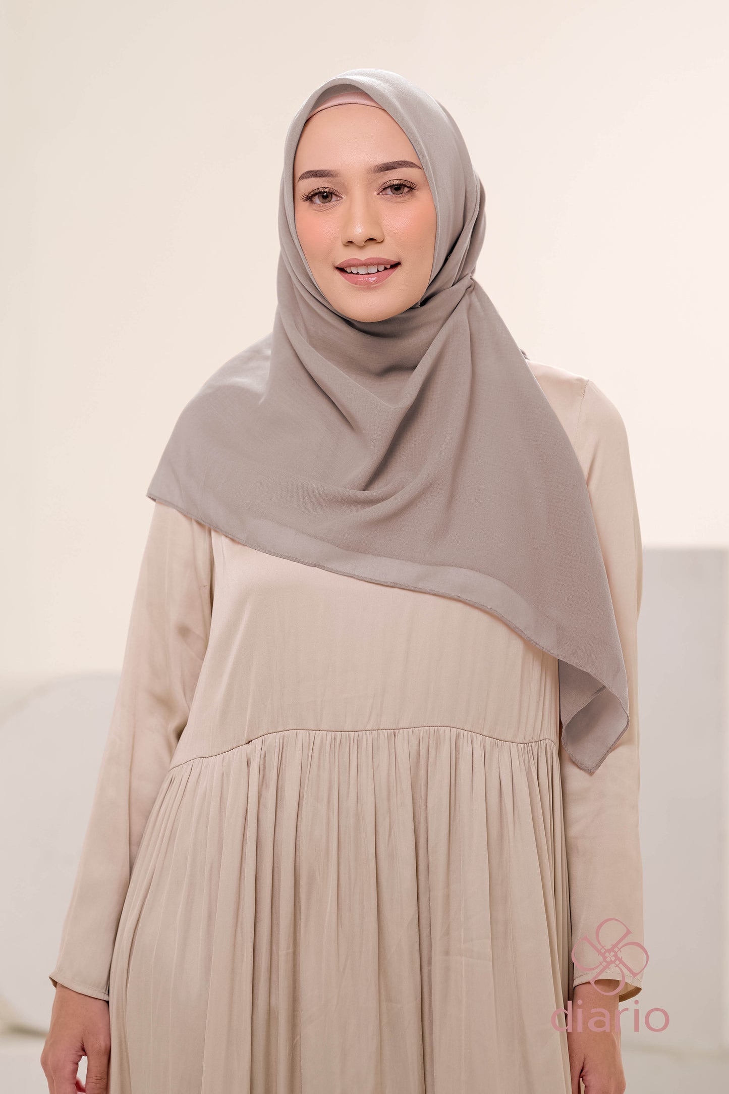 Diario - Kerudung Segi Empat Ultrafine Plain Scarf Grey Series