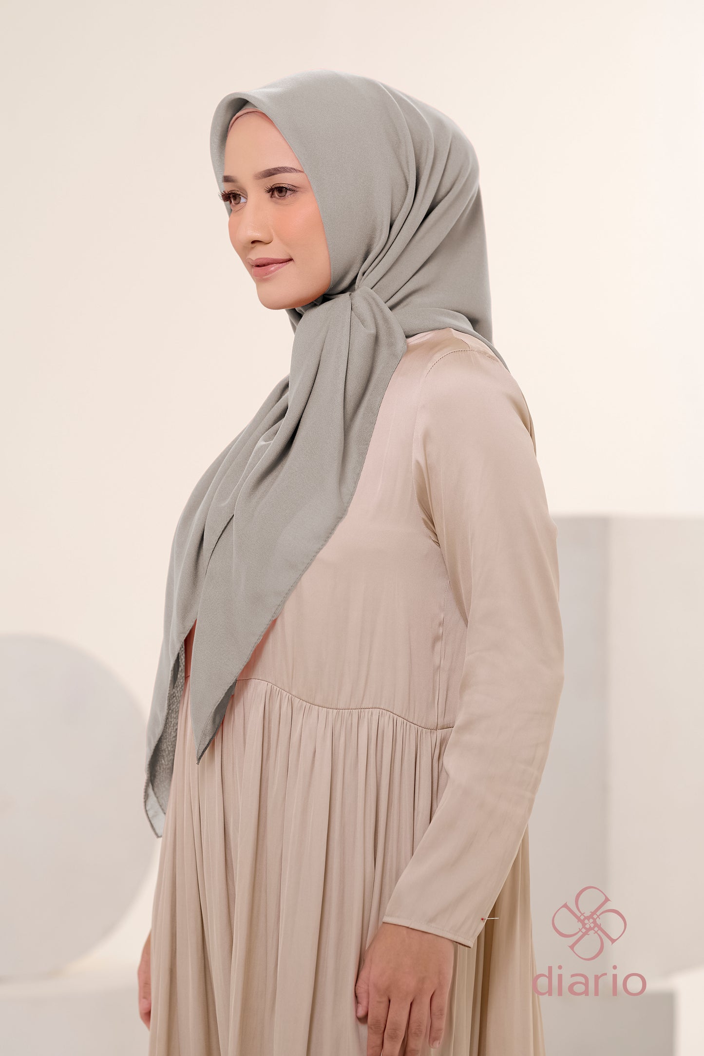 Diario - Kerudung Segi Empat Ultrafine Plain Scarf Grey Series