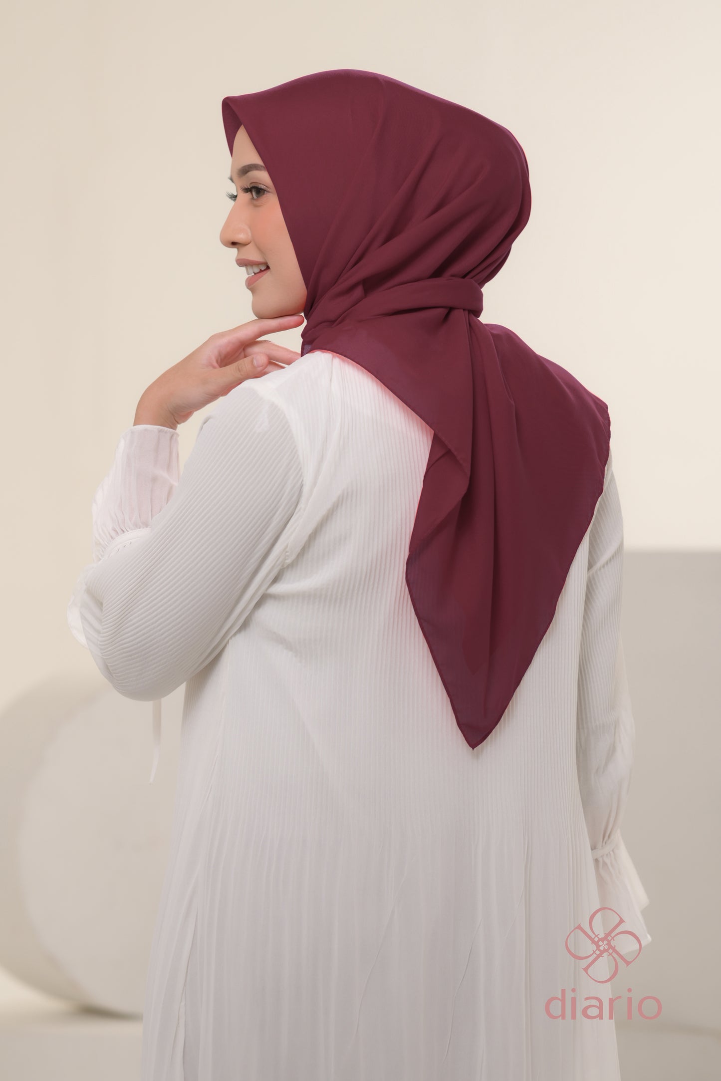 Diario - Kerudung Segi Empat Ultrafine Plain Scarf Voal Red Series
