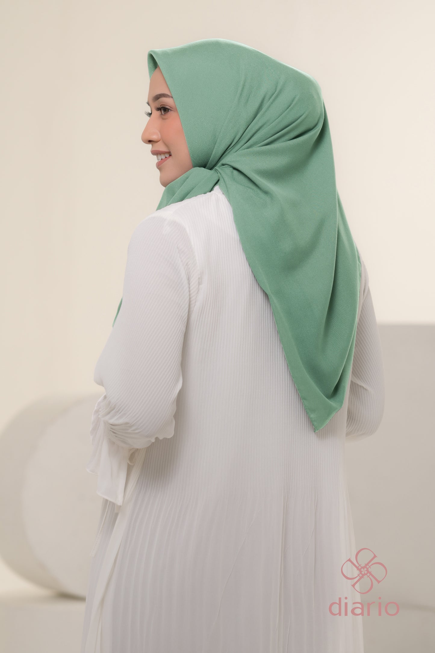 Diario - Kerudung Segi Empat Ultimate Plain Scarf