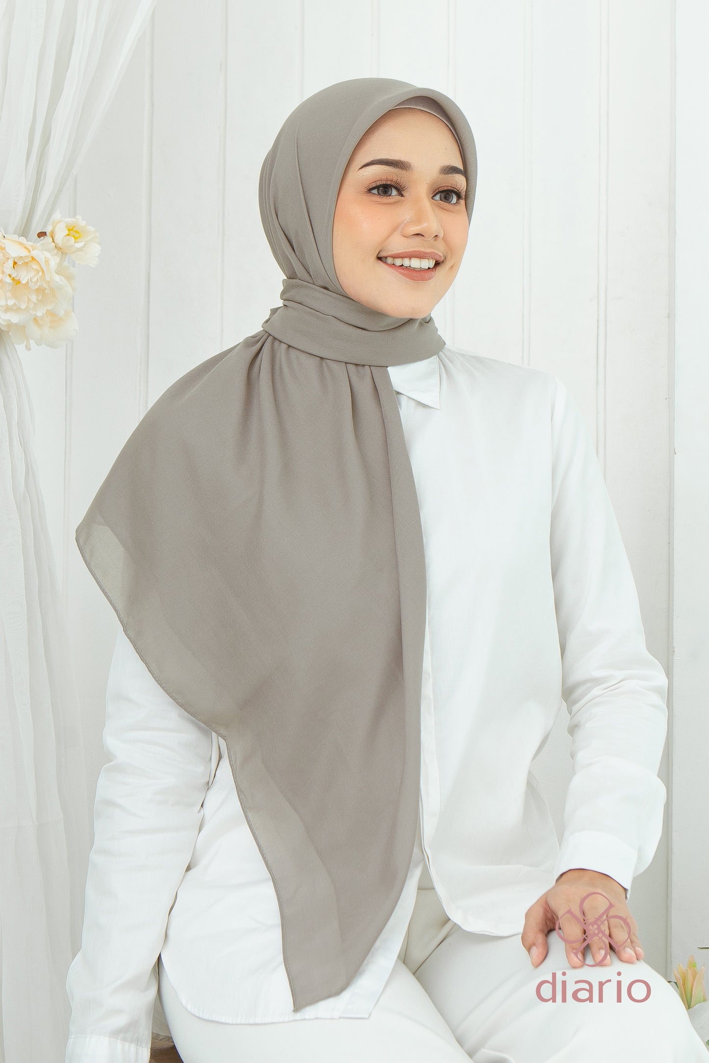 Diario - Kerudung Segi Empat Ultrafine Plain Scarf Grey Series