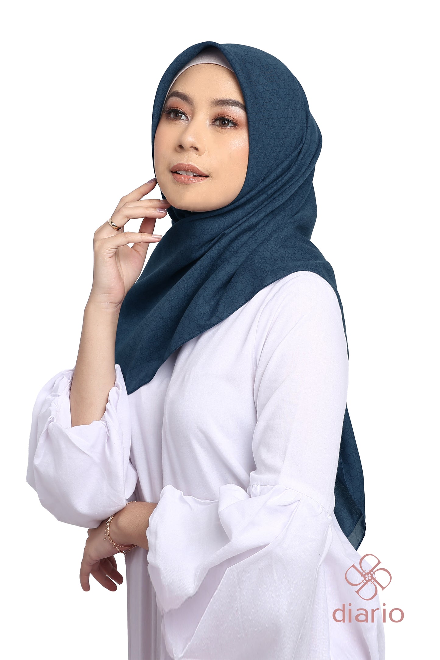 Diario x Nagita Slavina - Ultrafine Travel Series Plain Scarf Kerudung Segi Empat