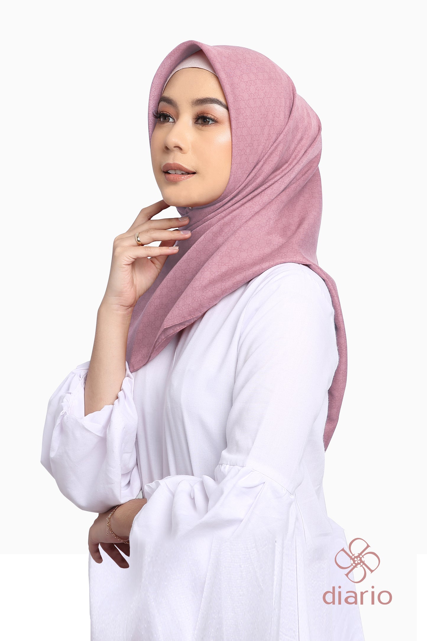 Diario x Nagita Slavina - Ultrafine Travel Series Plain Scarf Kerudung Segi Empat