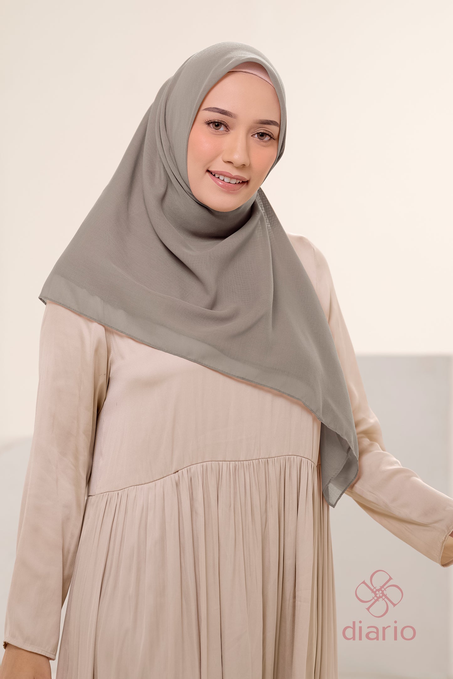 Diario - Kerudung Segi Empat Ultrafine Plain Scarf Grey Series