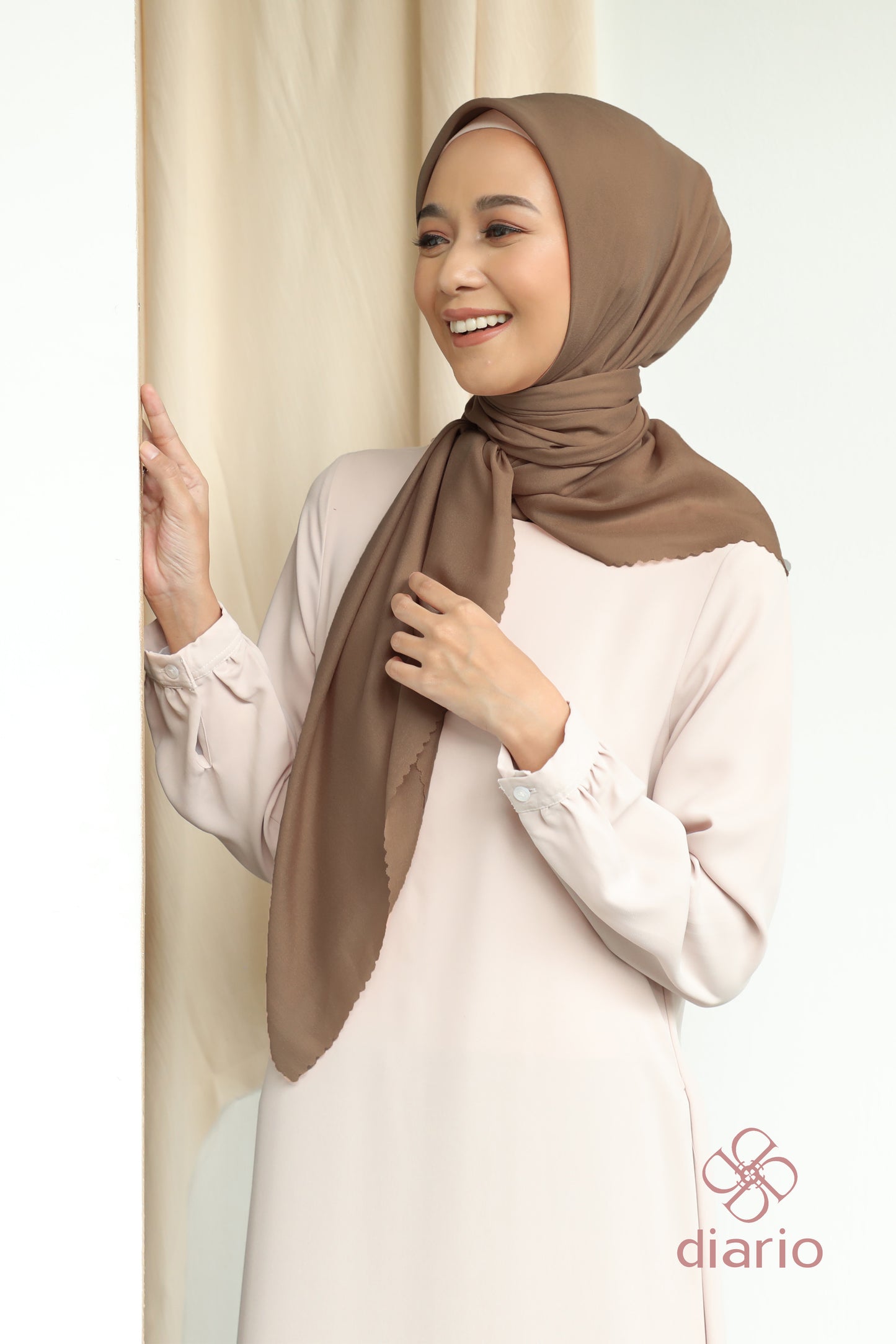 Diario - Kerudung Segi Empat Sahara LC Plain Scarf