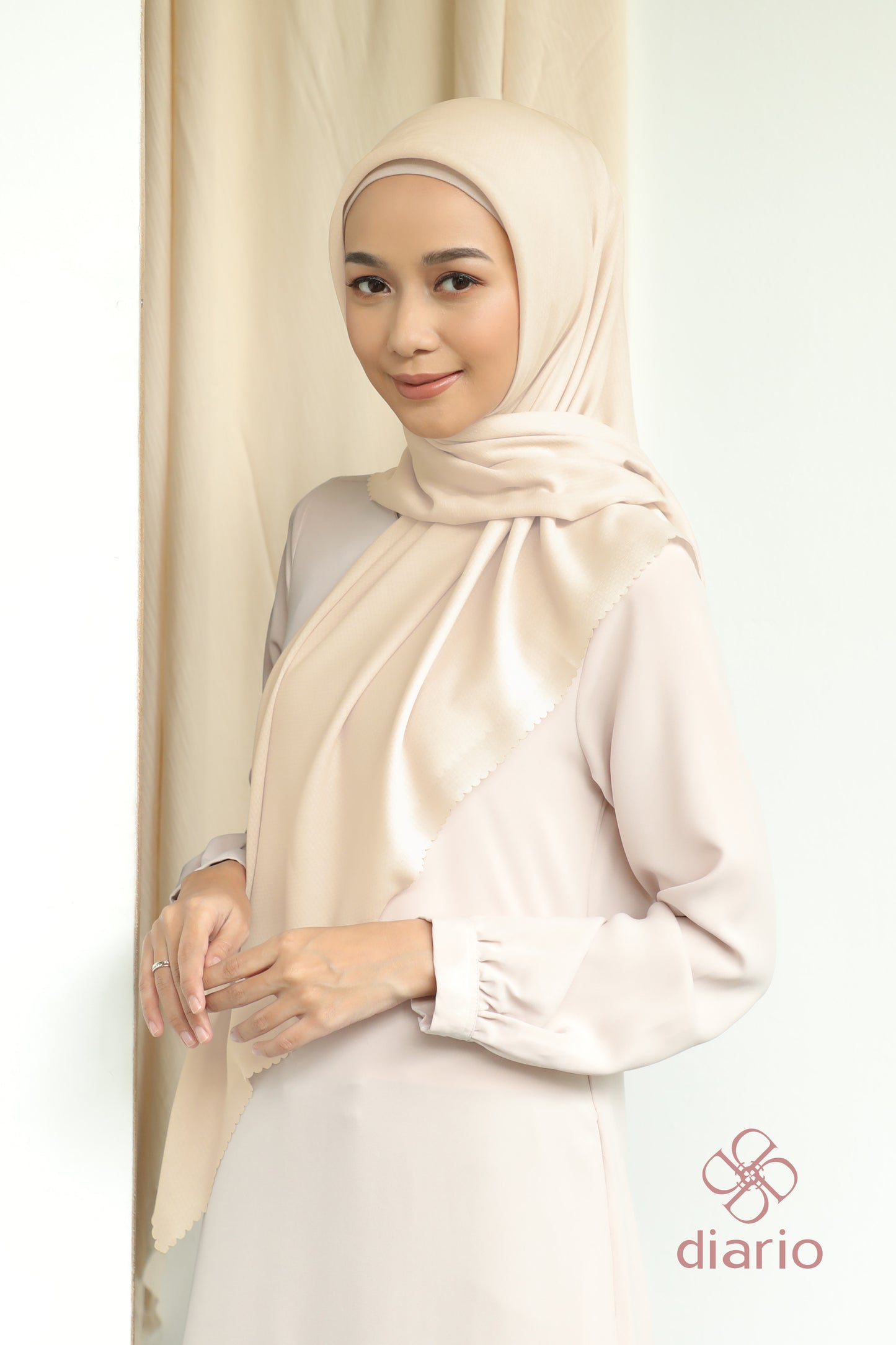 Diario - Kerudung Segi Empat Sahara LC Plain Scarf