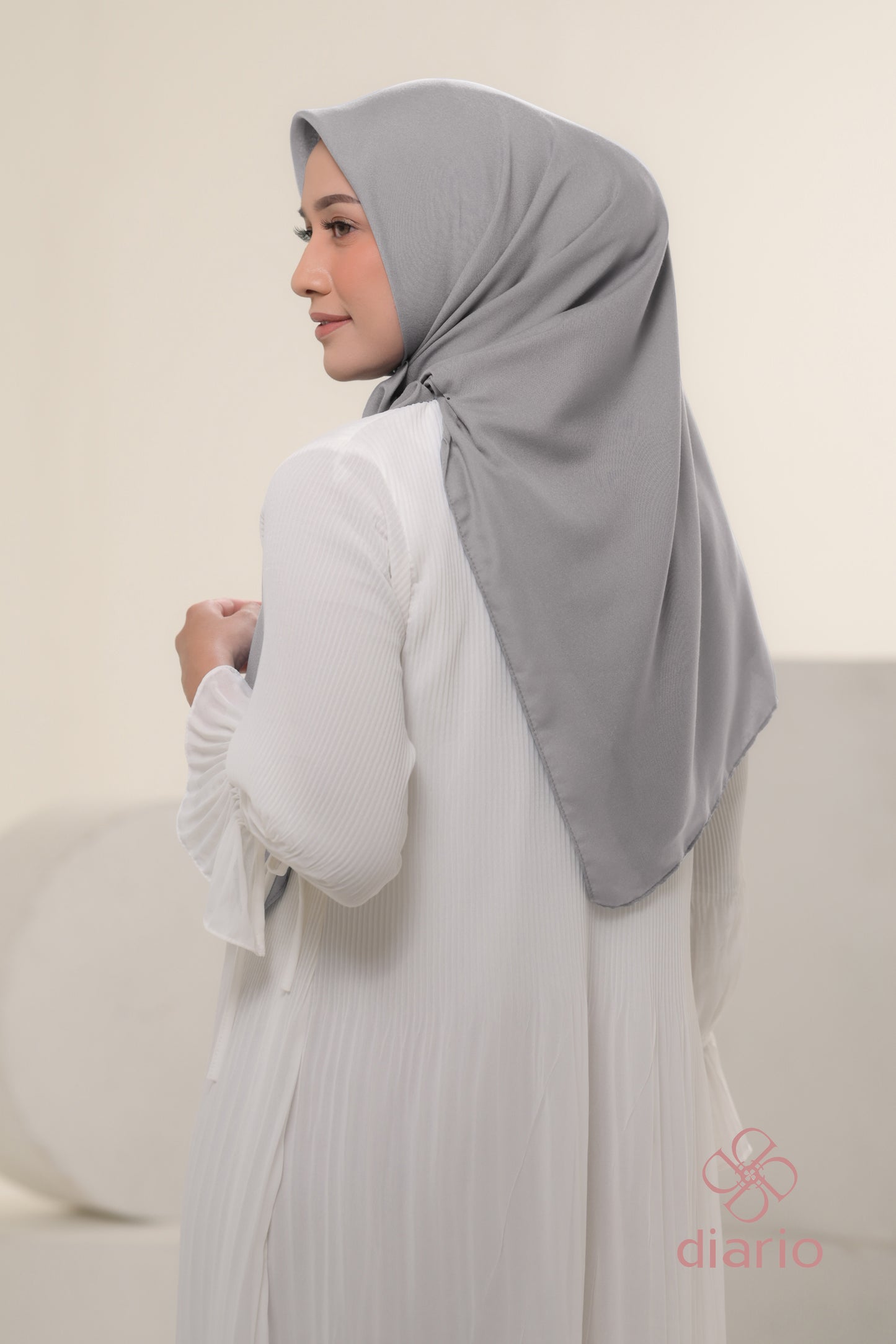 Diario - Kerudung Segi Empat Sahara Plain Scarf