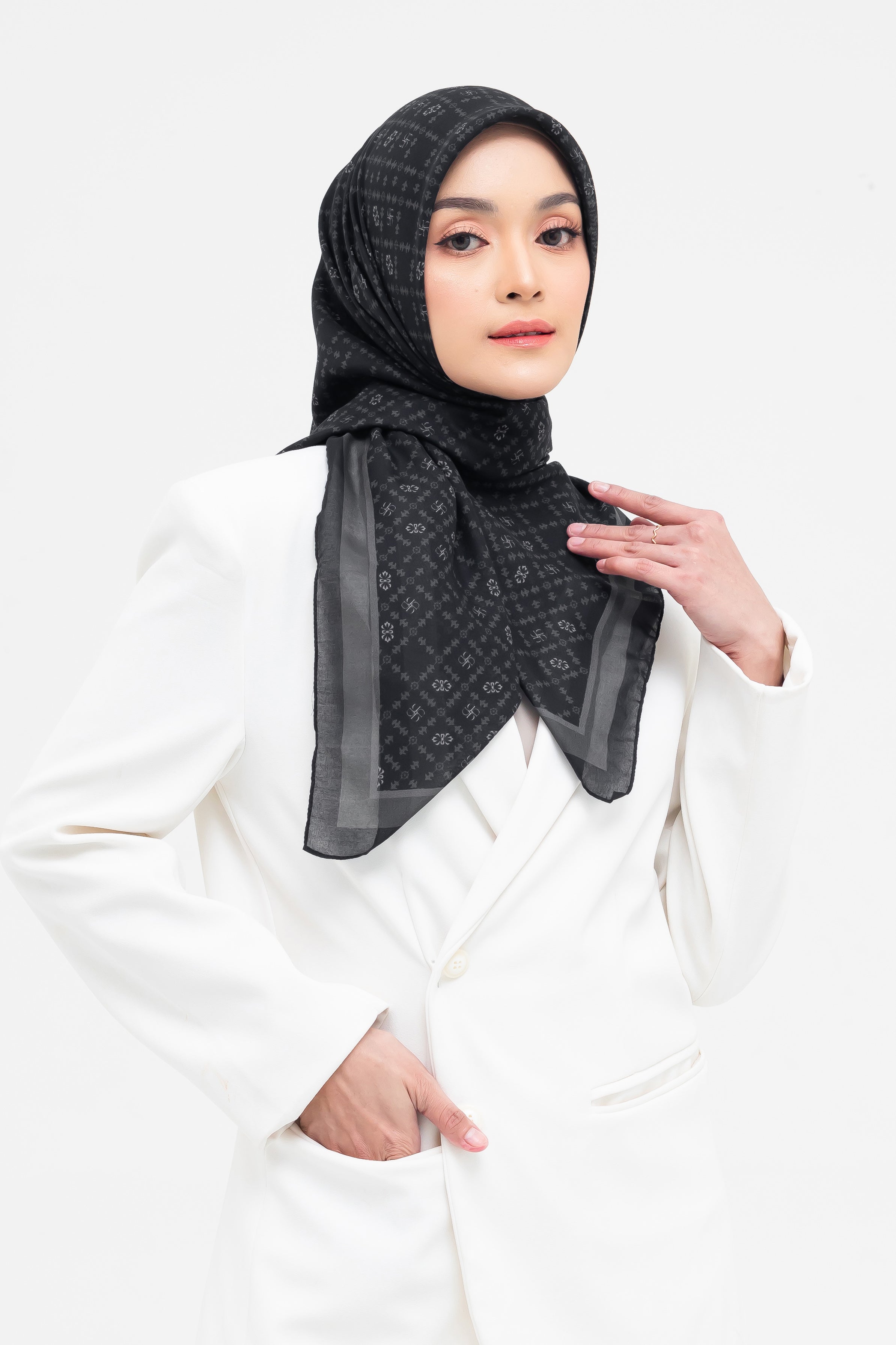 Ultrafine Aisha Scarf Kerudung Segi Empat