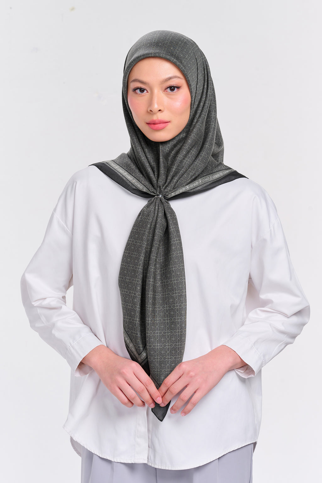 Ultrafine Chelsea Scarf Kerudung Segi Empat