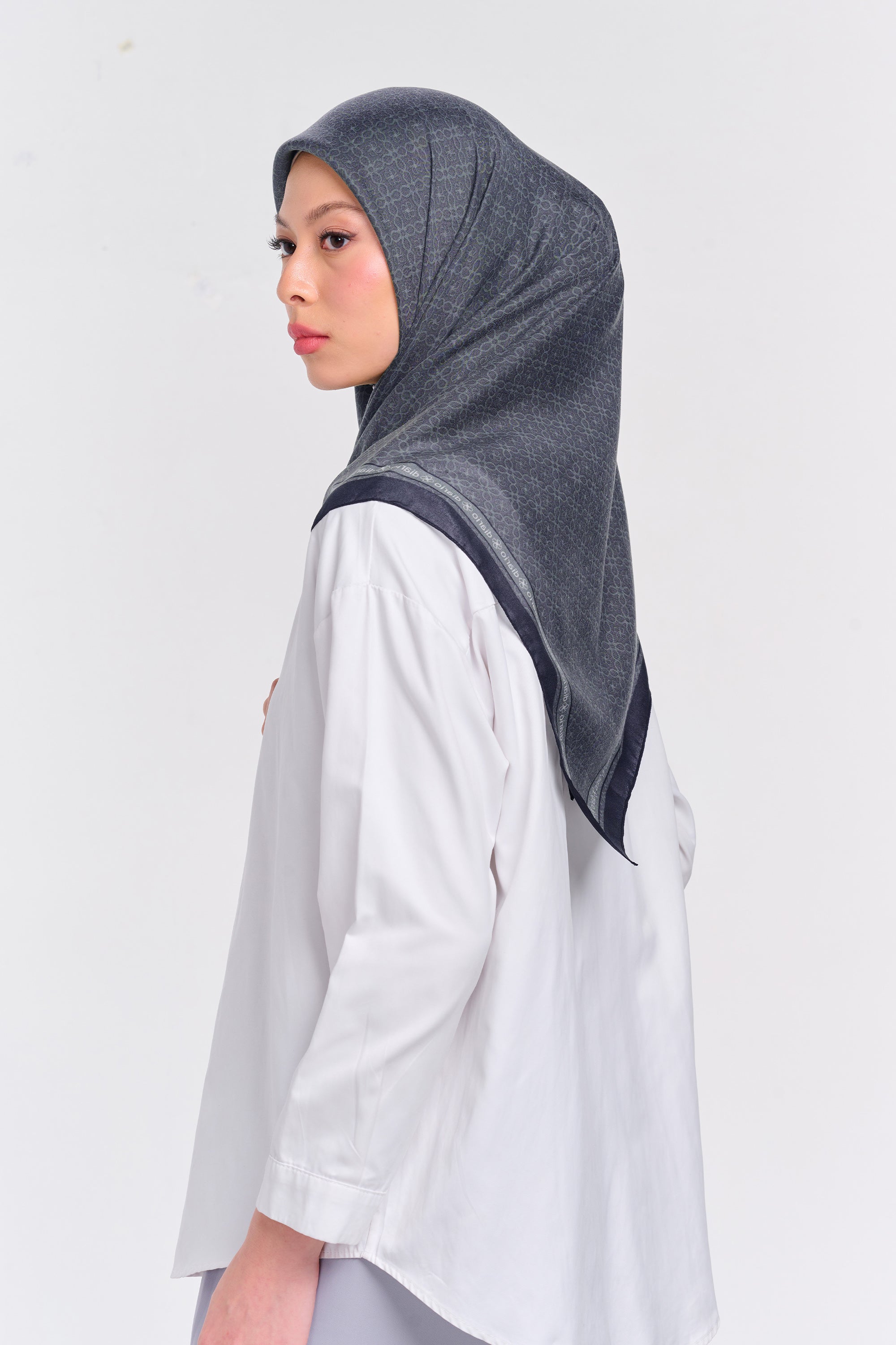 Ultrafine Chelsea Scarf Kerudung Segi Empat