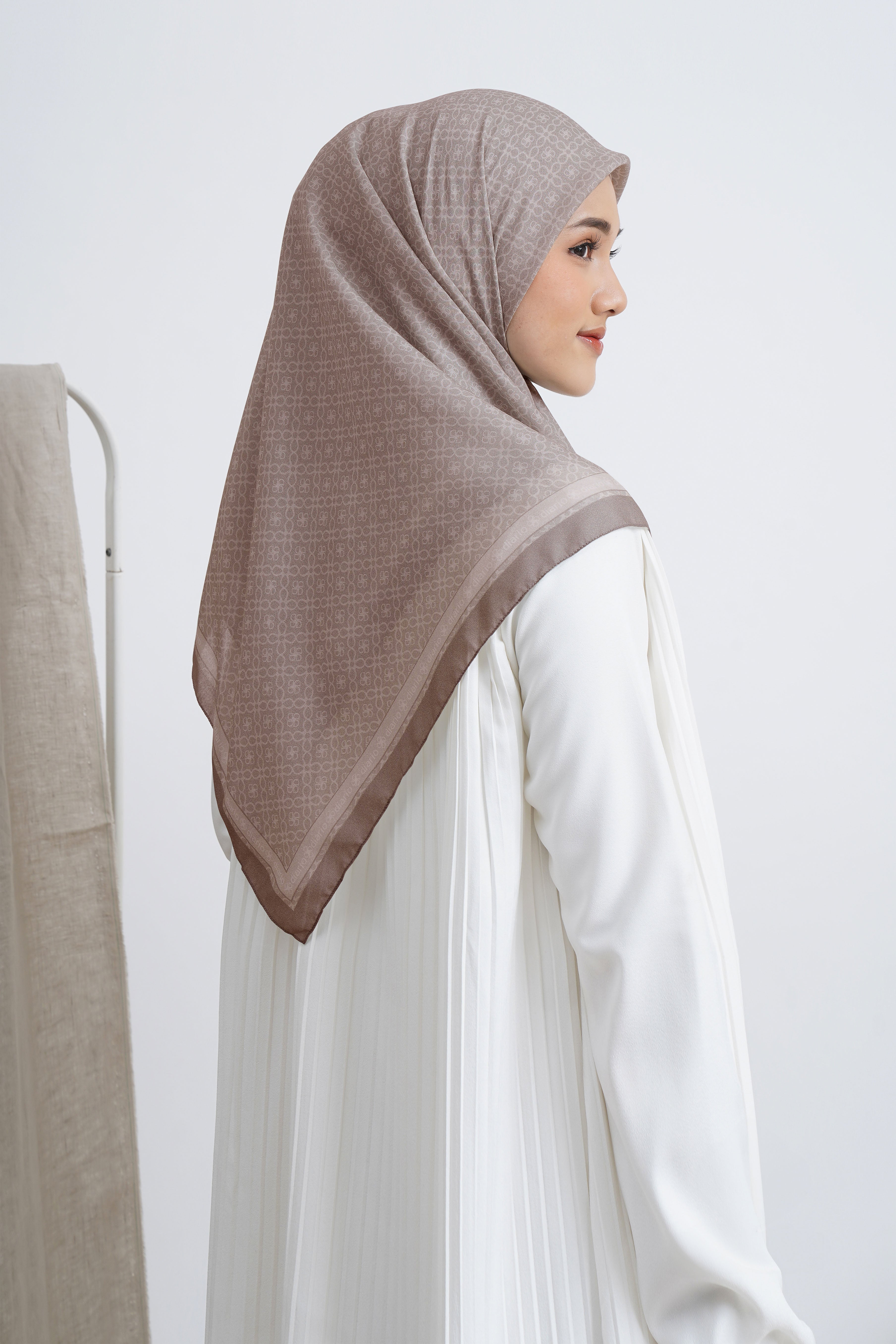 Ultrafine Chelsea Scarf Kerudung Segi Empat