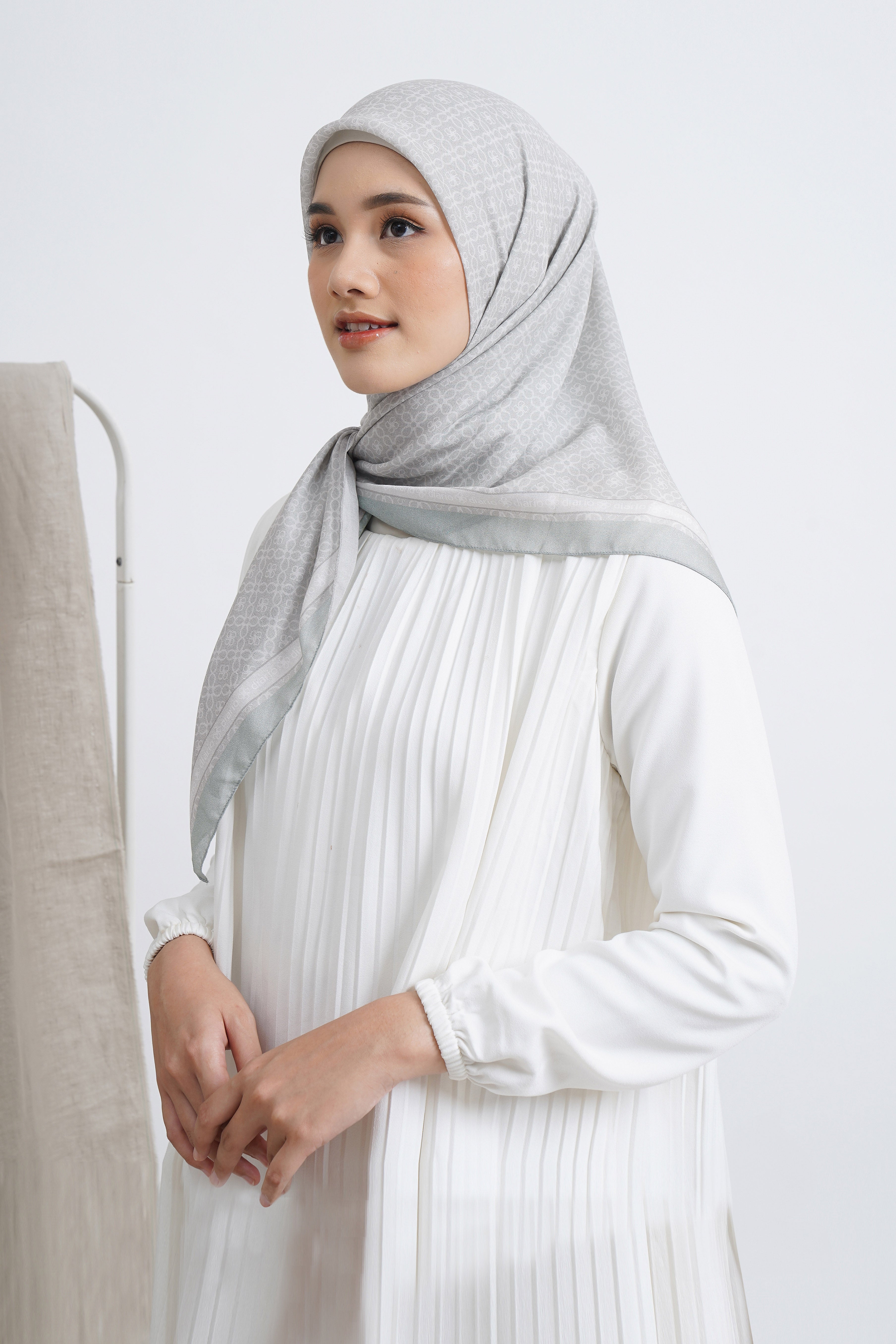 Ultrafine Chelsea Scarf Kerudung Segi Empat