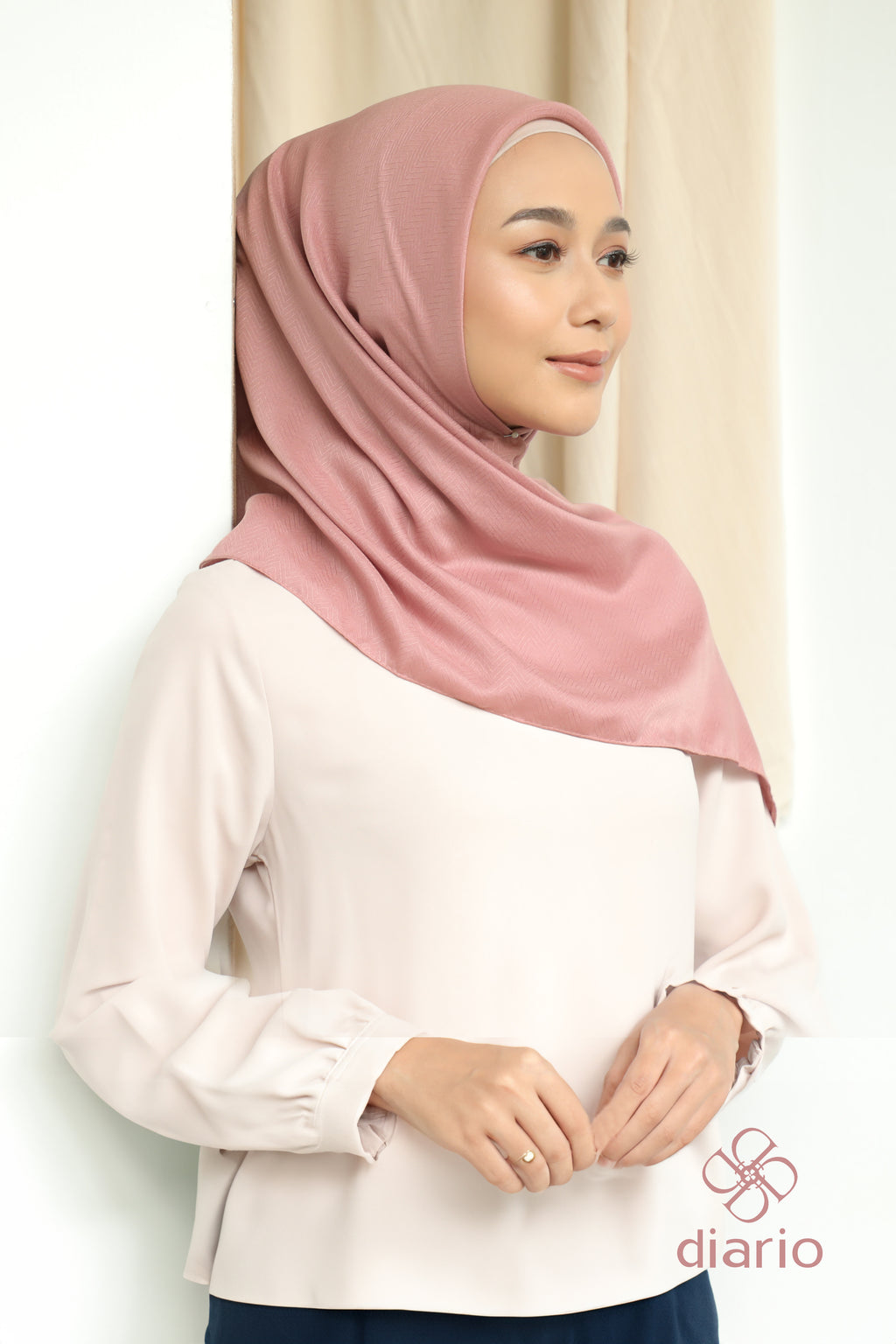 Diario - Kerudung Segi Empat Chevron Plain Scarf