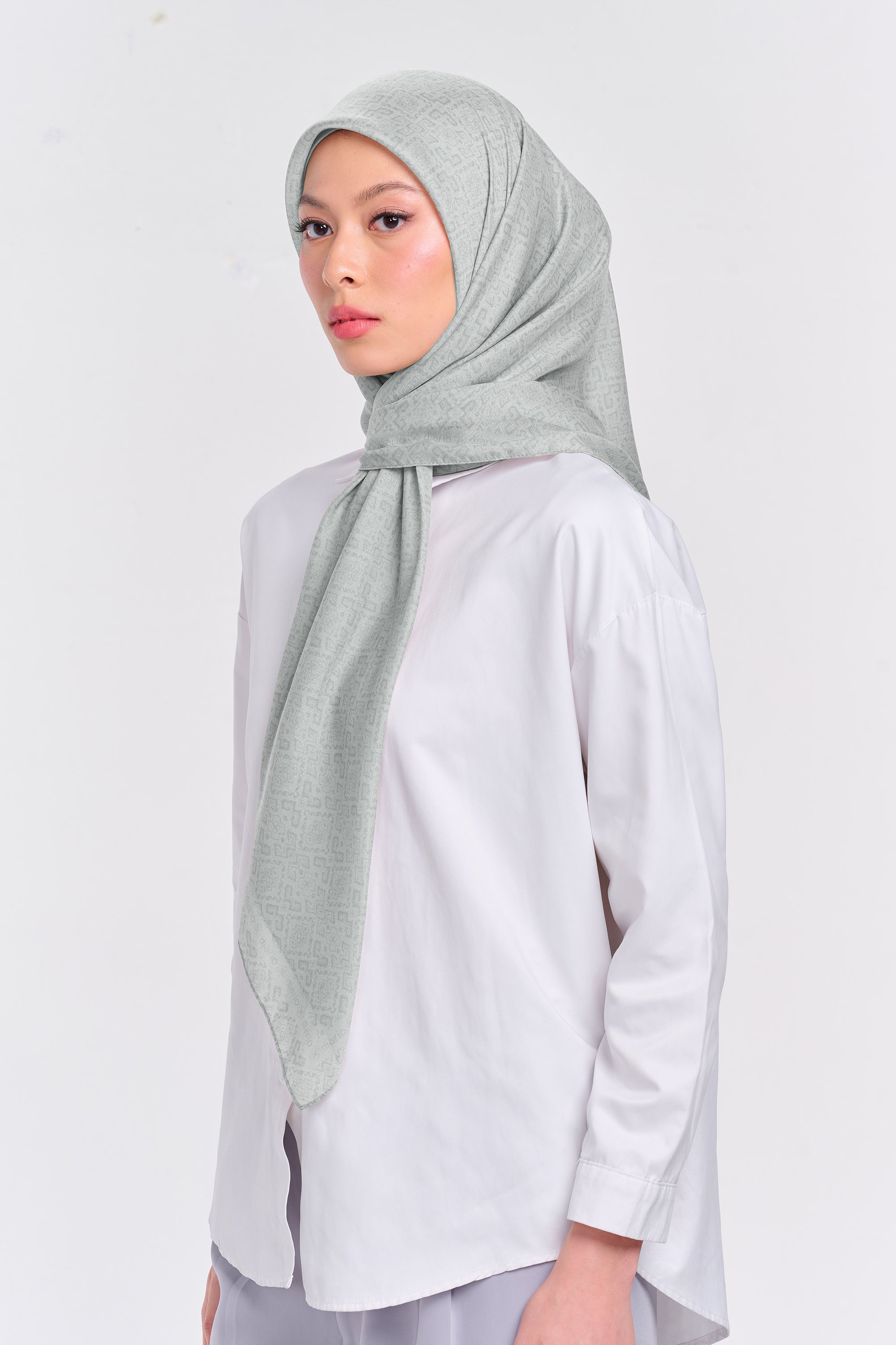 Ultrafine Clara Scarf Kerudung Segi Empat