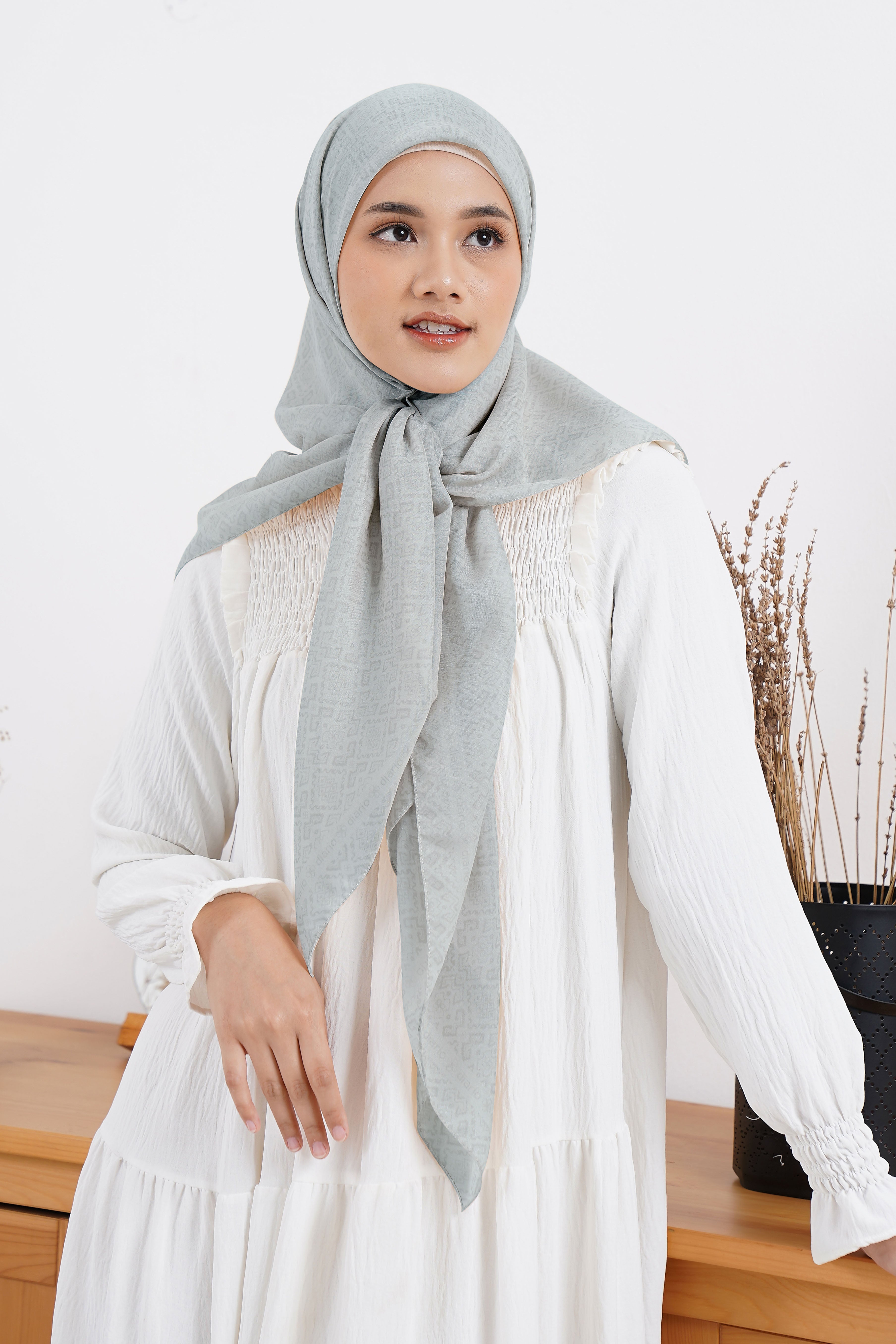 Ultrafine Clara Scarf Kerudung Segi Empat
