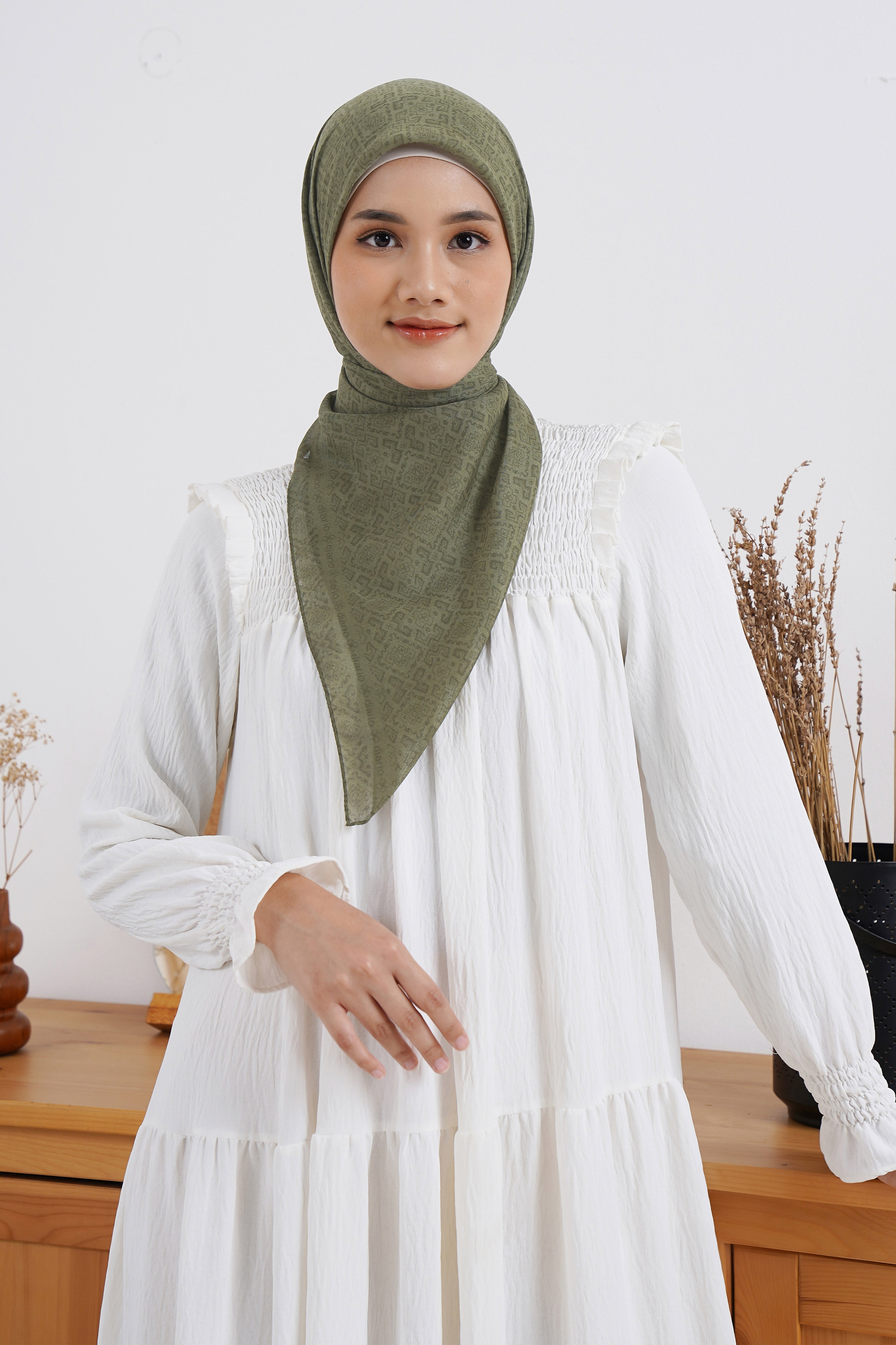 Ultrafine Clara Scarf Kerudung Segi Empat