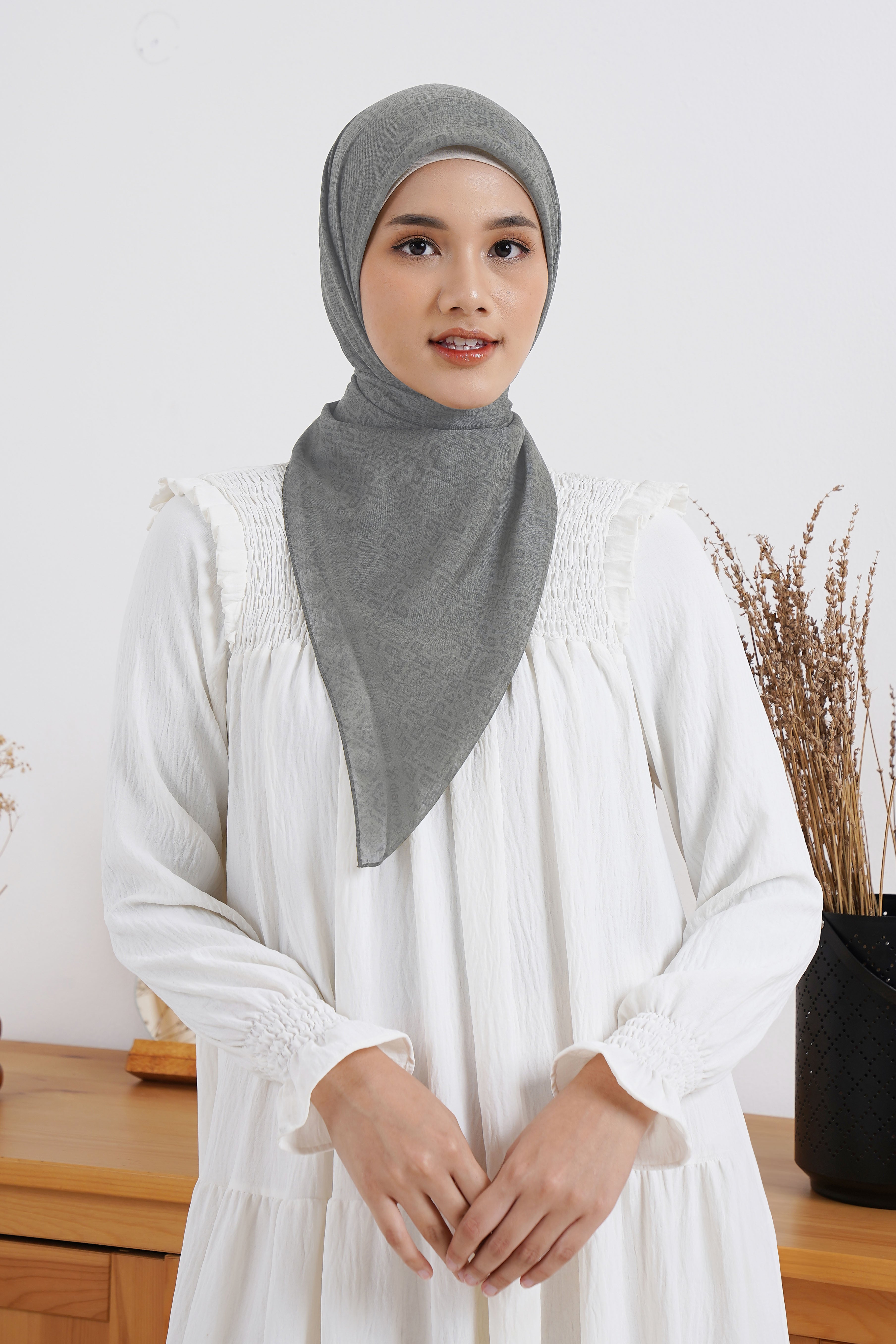 Ultrafine Clara Scarf Kerudung Segi Empat