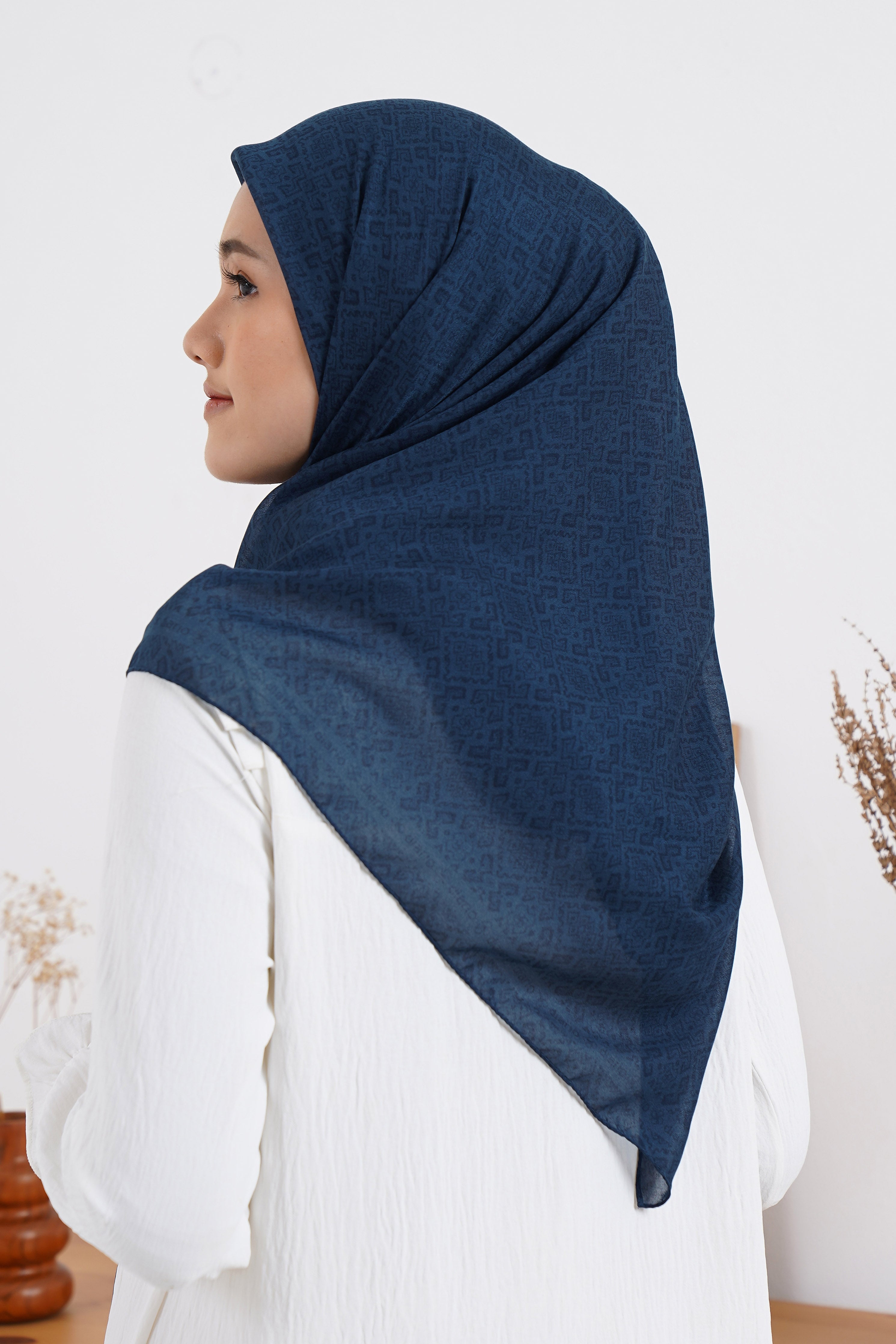 Ultrafine Clara Scarf Kerudung Segi Empat
