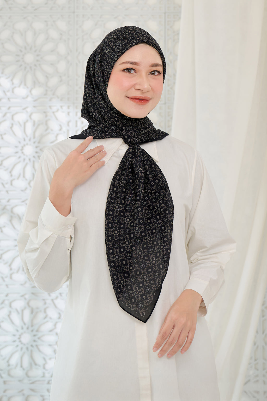 Ultrafine Cynthia Scarf Kerudung Segi Empat