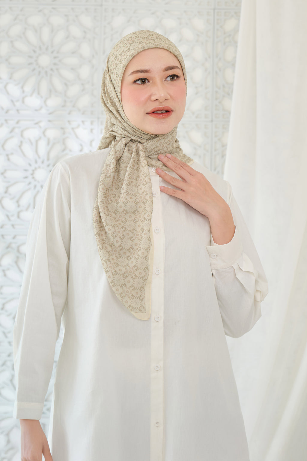 Ultrafine Cynthia Scarf Kerudung Segi Empat