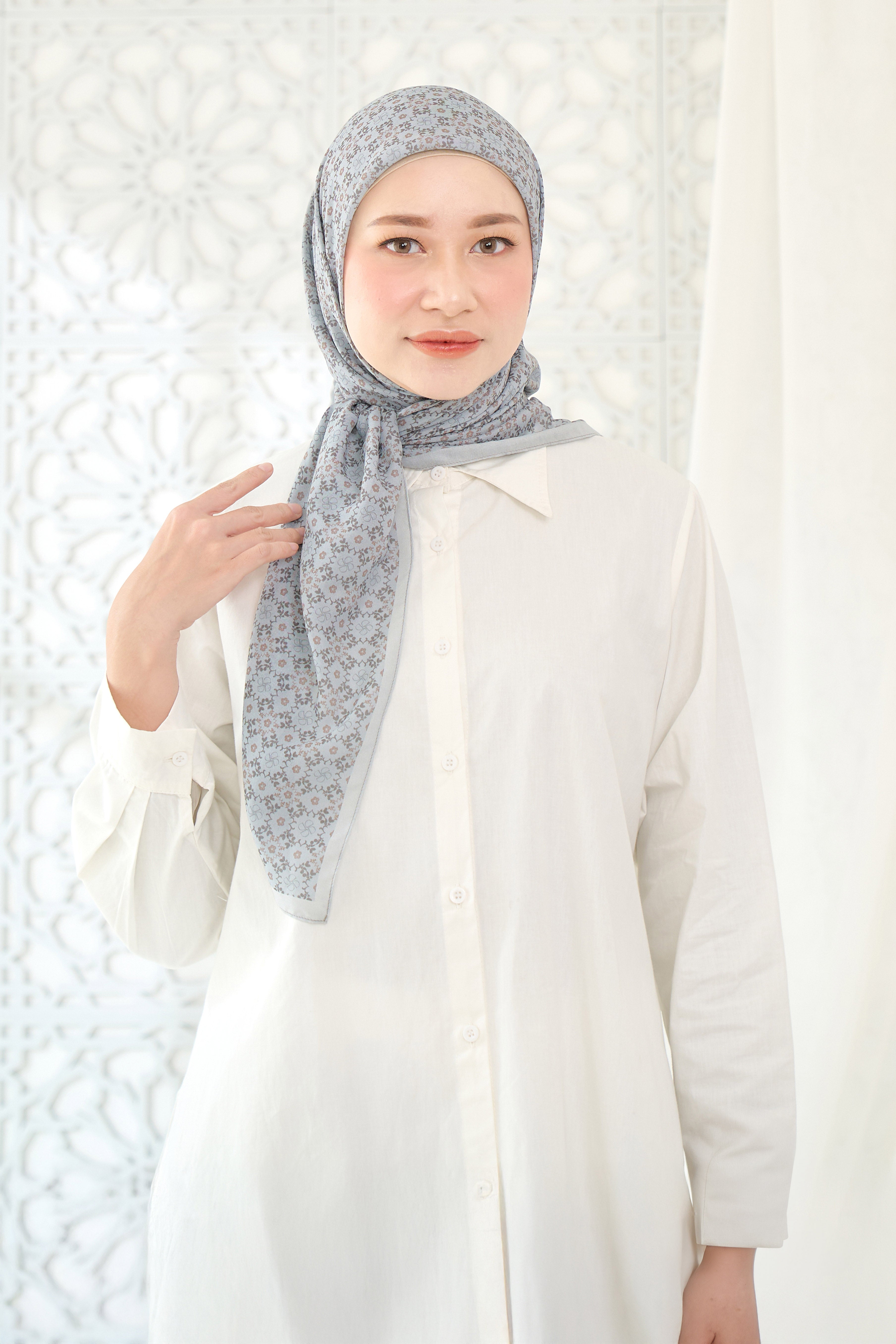 Ultrafine Cynthia Scarf Kerudung Segi Empat