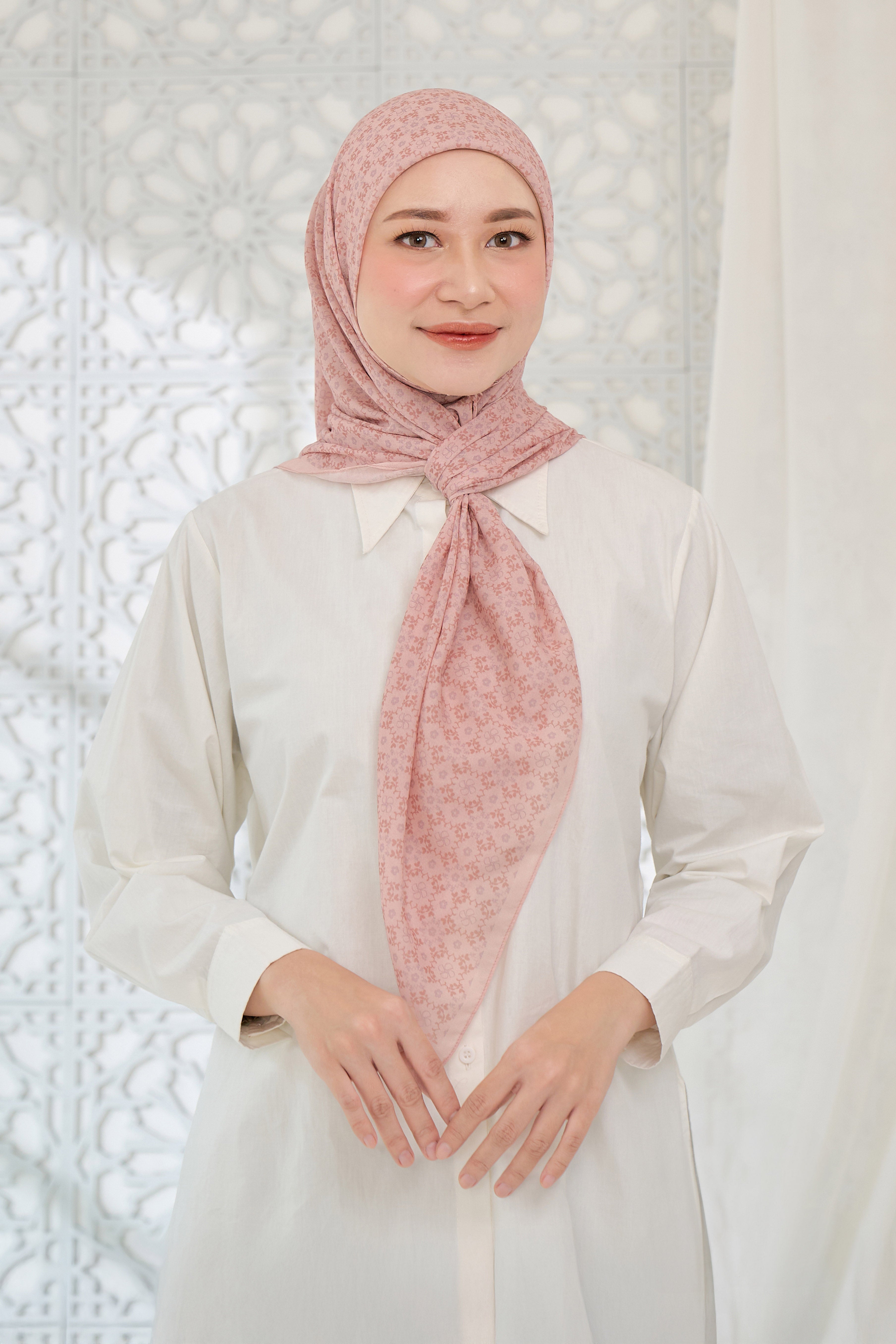 Ultrafine Cynthia Scarf Kerudung Segi Empat