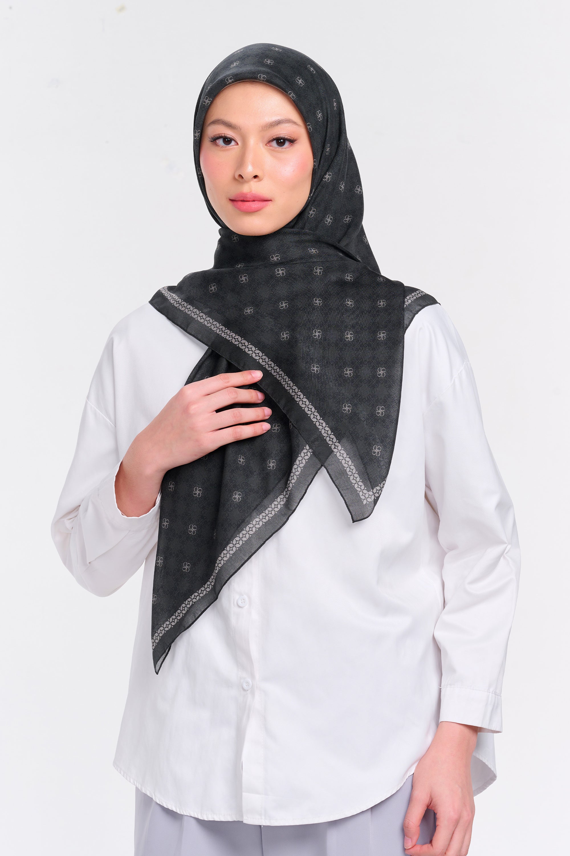 Ultrafine Najwa Scarf Kerudung Segi Empat