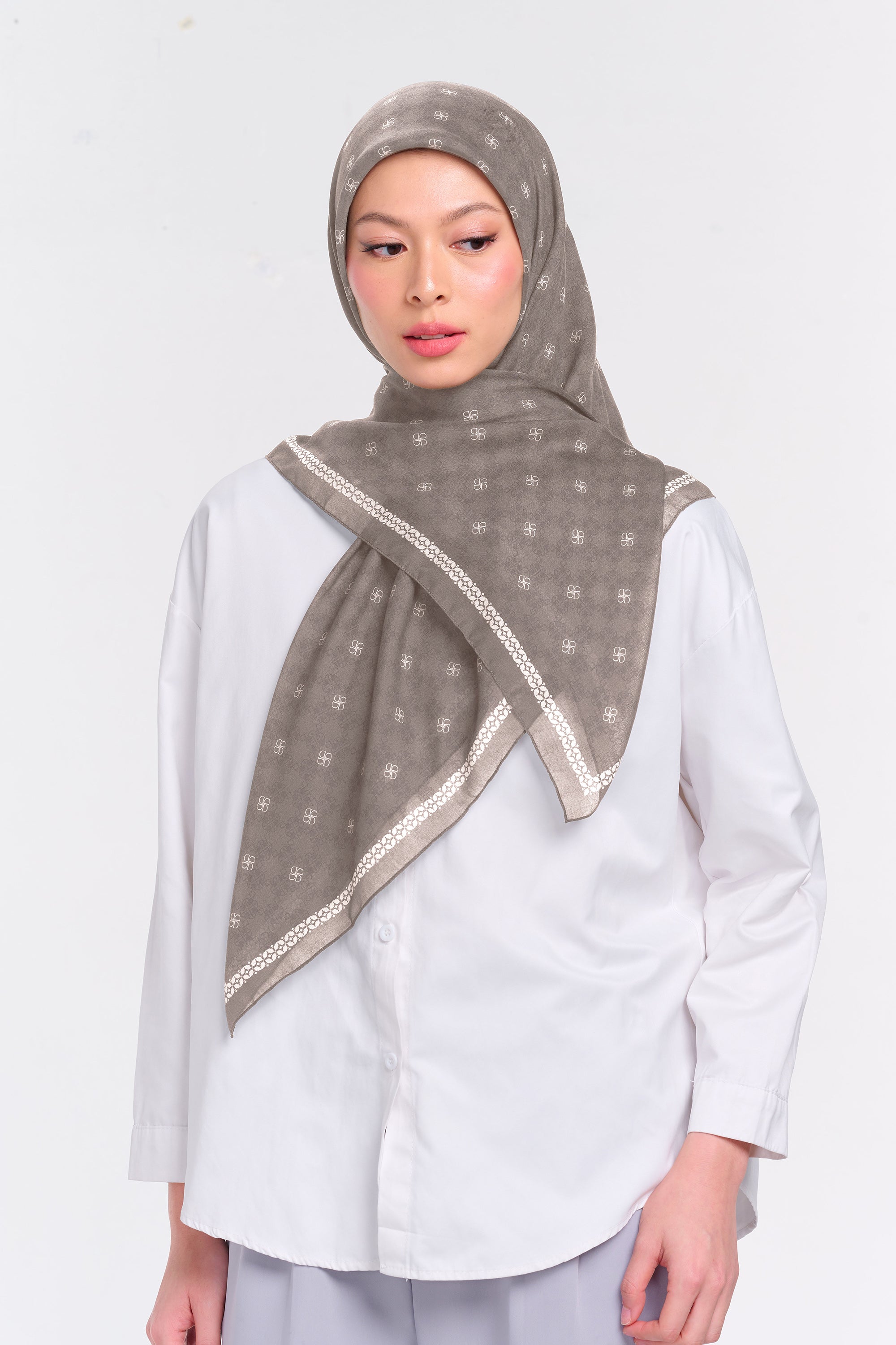 Ultrafine Najwa Scarf Kerudung Segi Empat