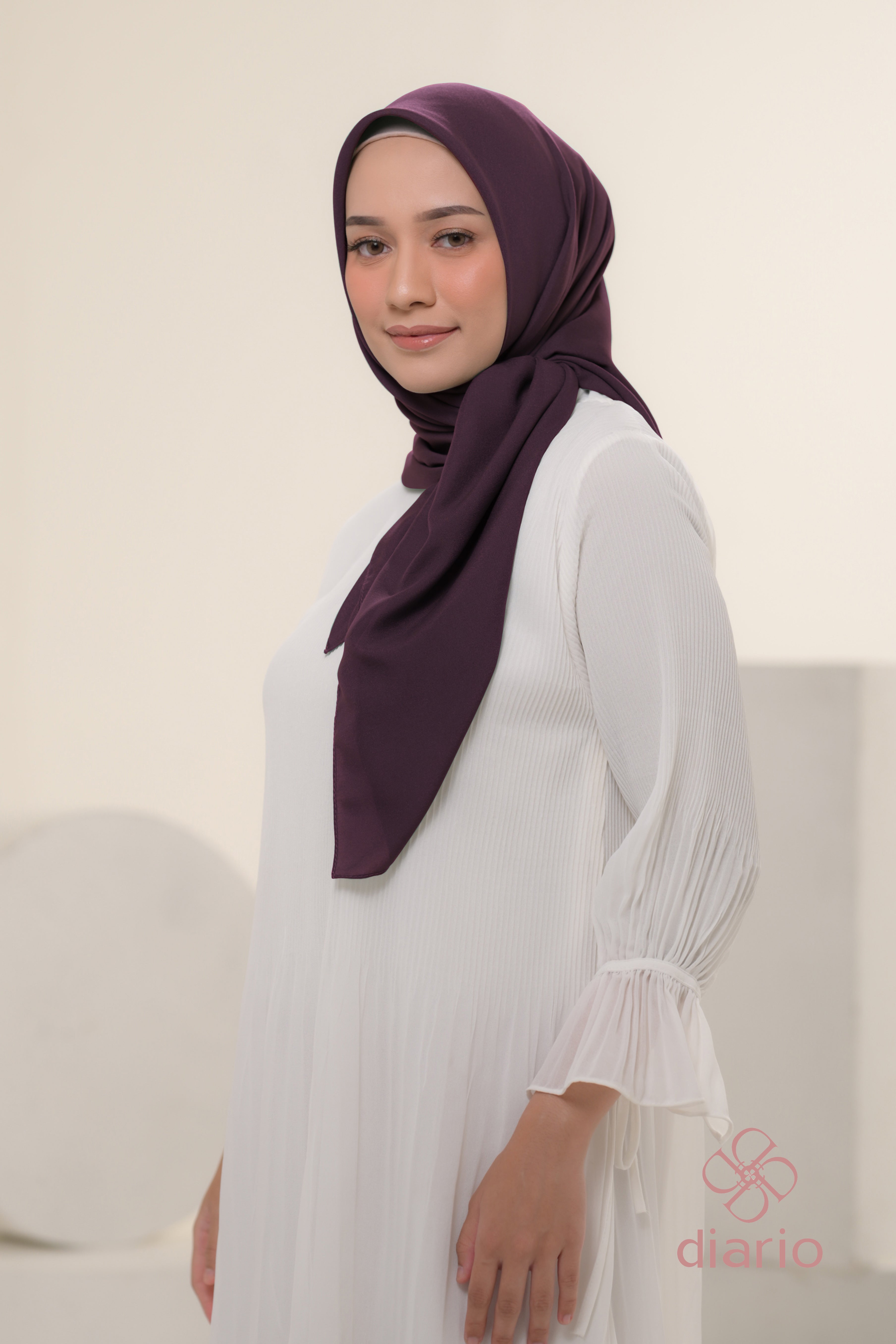 Diario - Kerudung Segi Empat Ultrafine Plain Scarf Voal Red Series