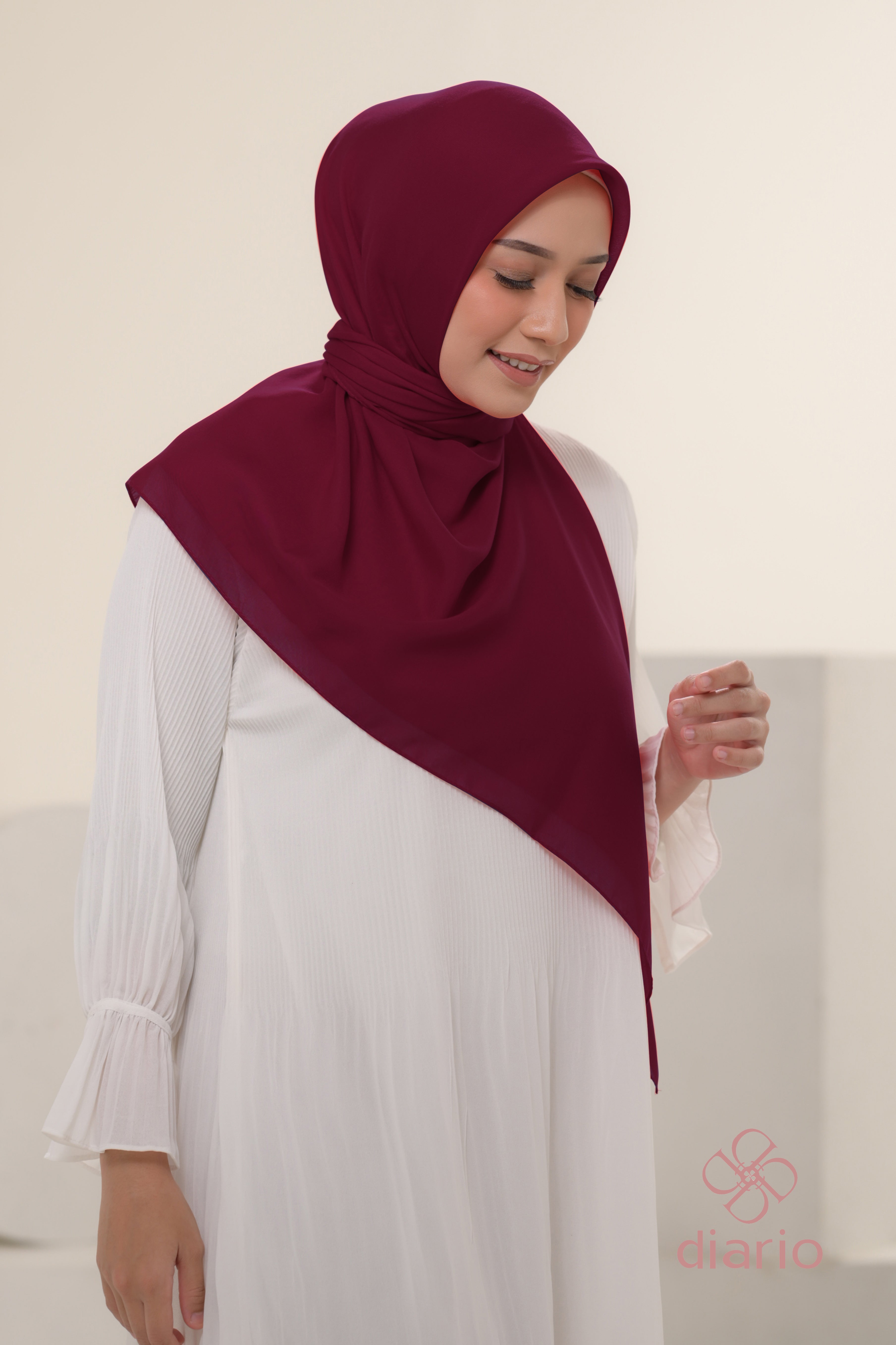 Diario - Kerudung Segi Empat Ultrafine Plain Scarf Voal Red Series